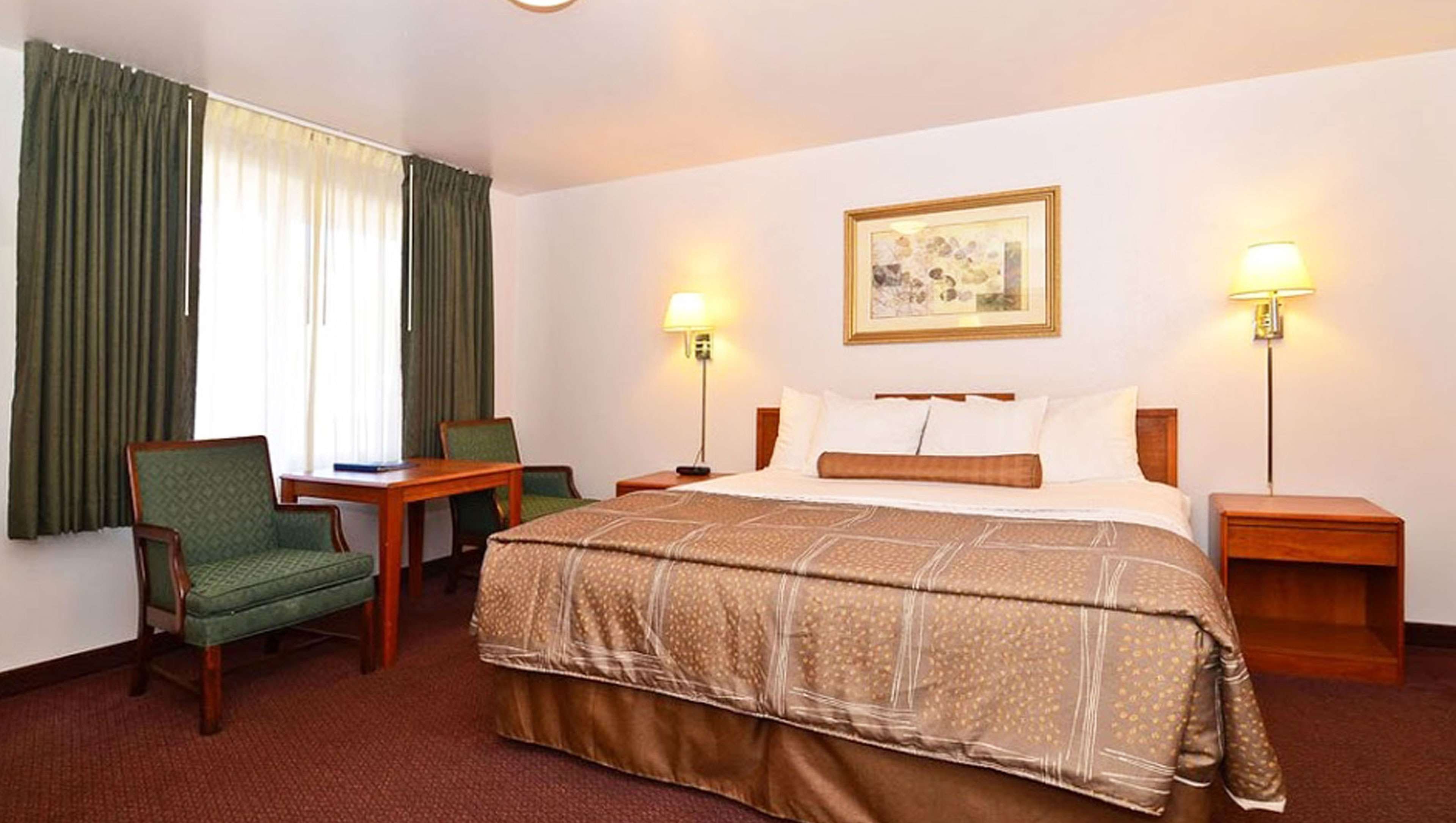 Magnuson Hotel Manitou Springs-guestroom-MH ManitouSprings ManitouSprings CO GuestRoom King.jpg