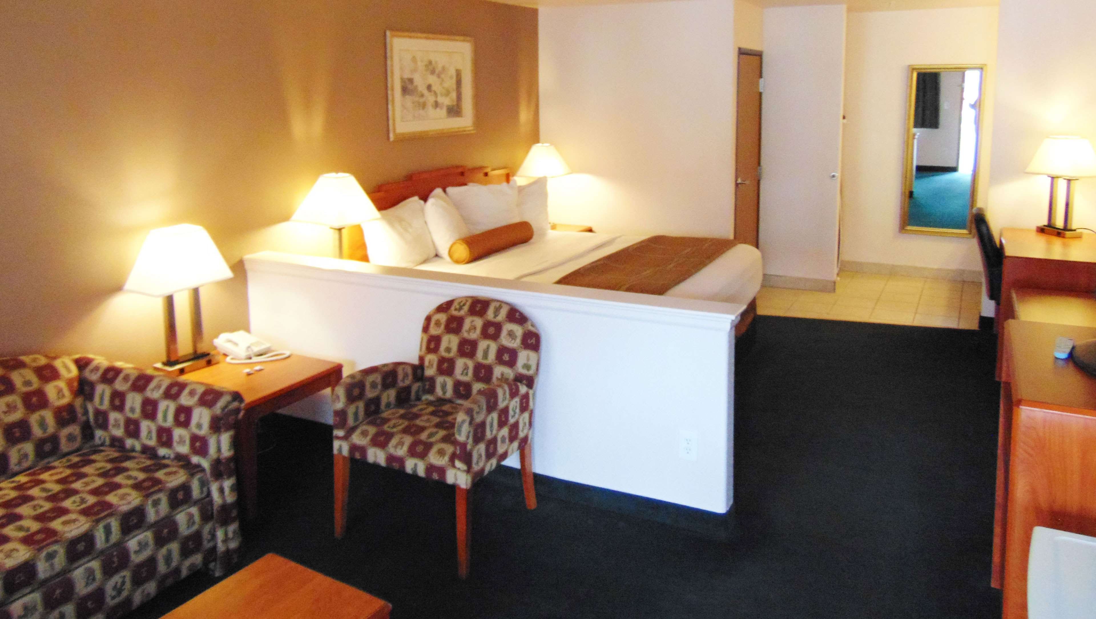 Magnuson Hotel Manitou Springs-guestroom-MH ManitouSprings ManitouSprings CO GuestRoom KingSuite.jpg