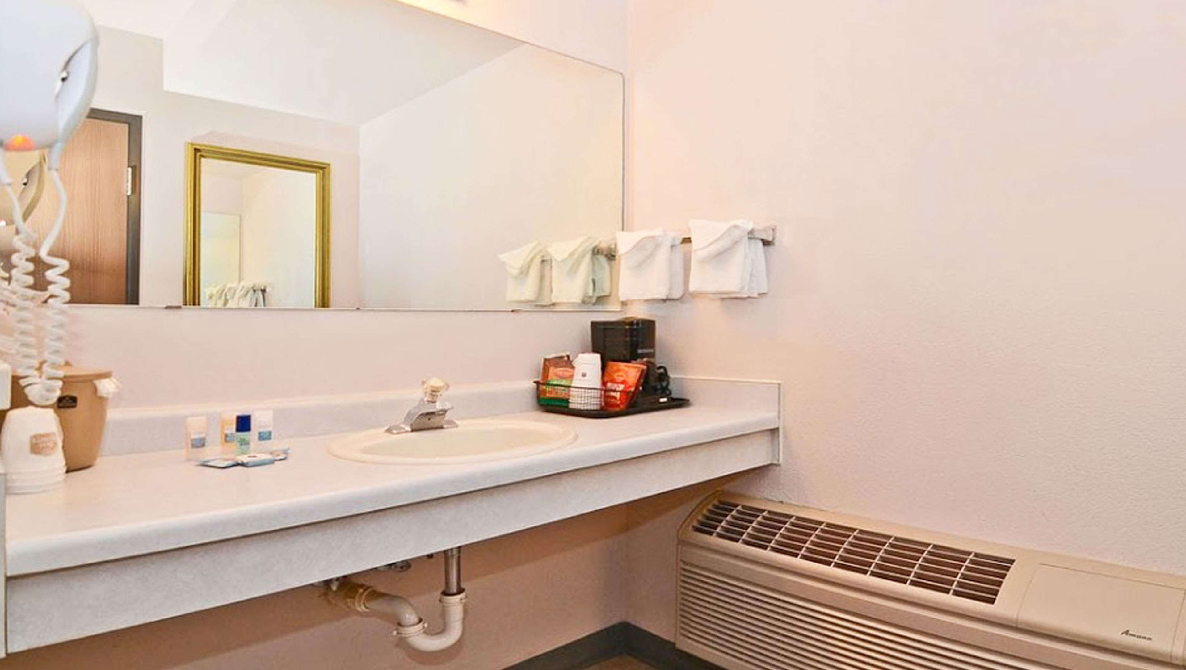 Magnuson Hotel Manitou Springs-guestroom-MH ManitouSprings ManitouSprings CO GuestRoom Bathroom.jpg