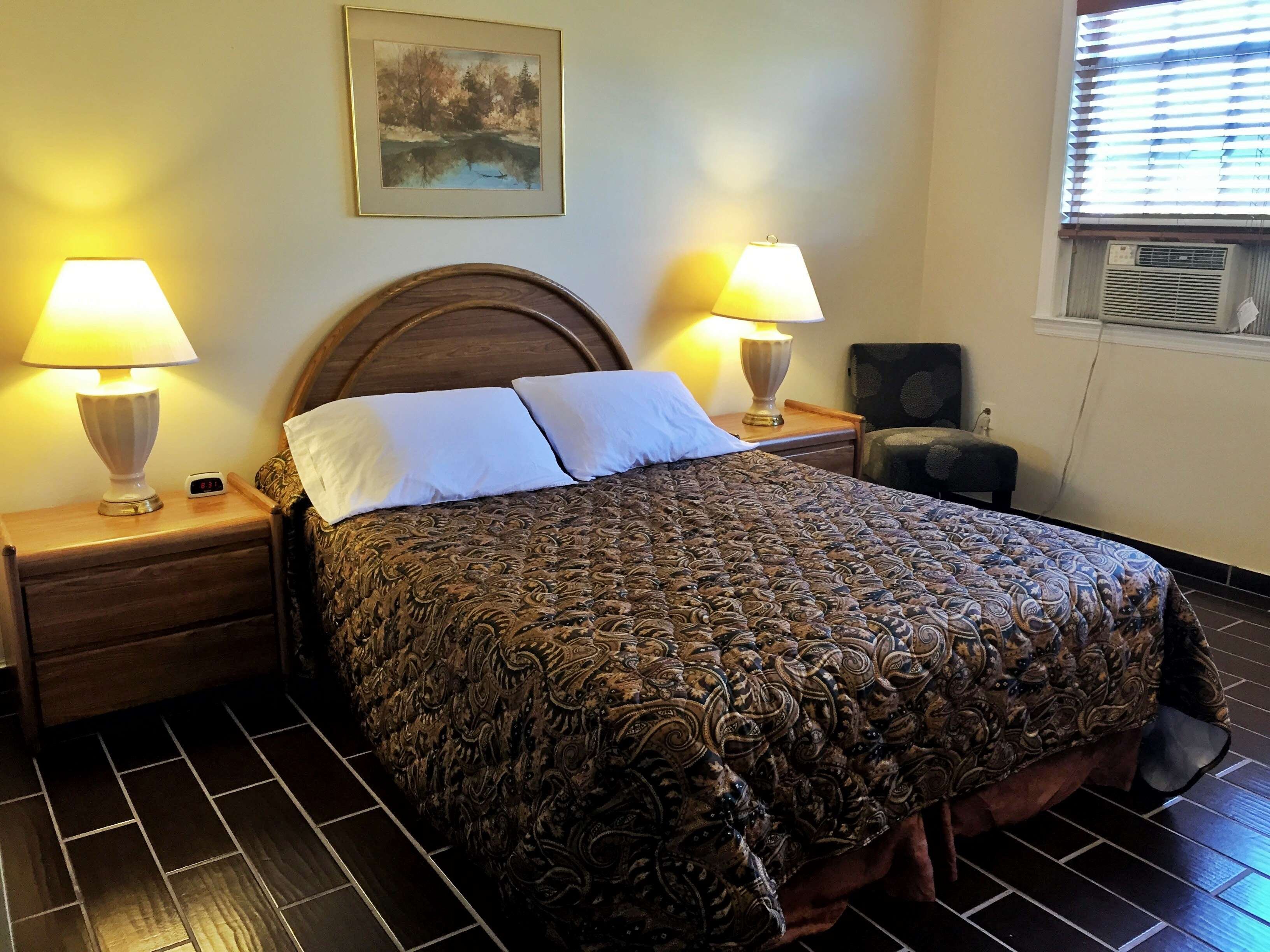 Budget Host East End Riverhead-guestroom-Queen Bed.jpg