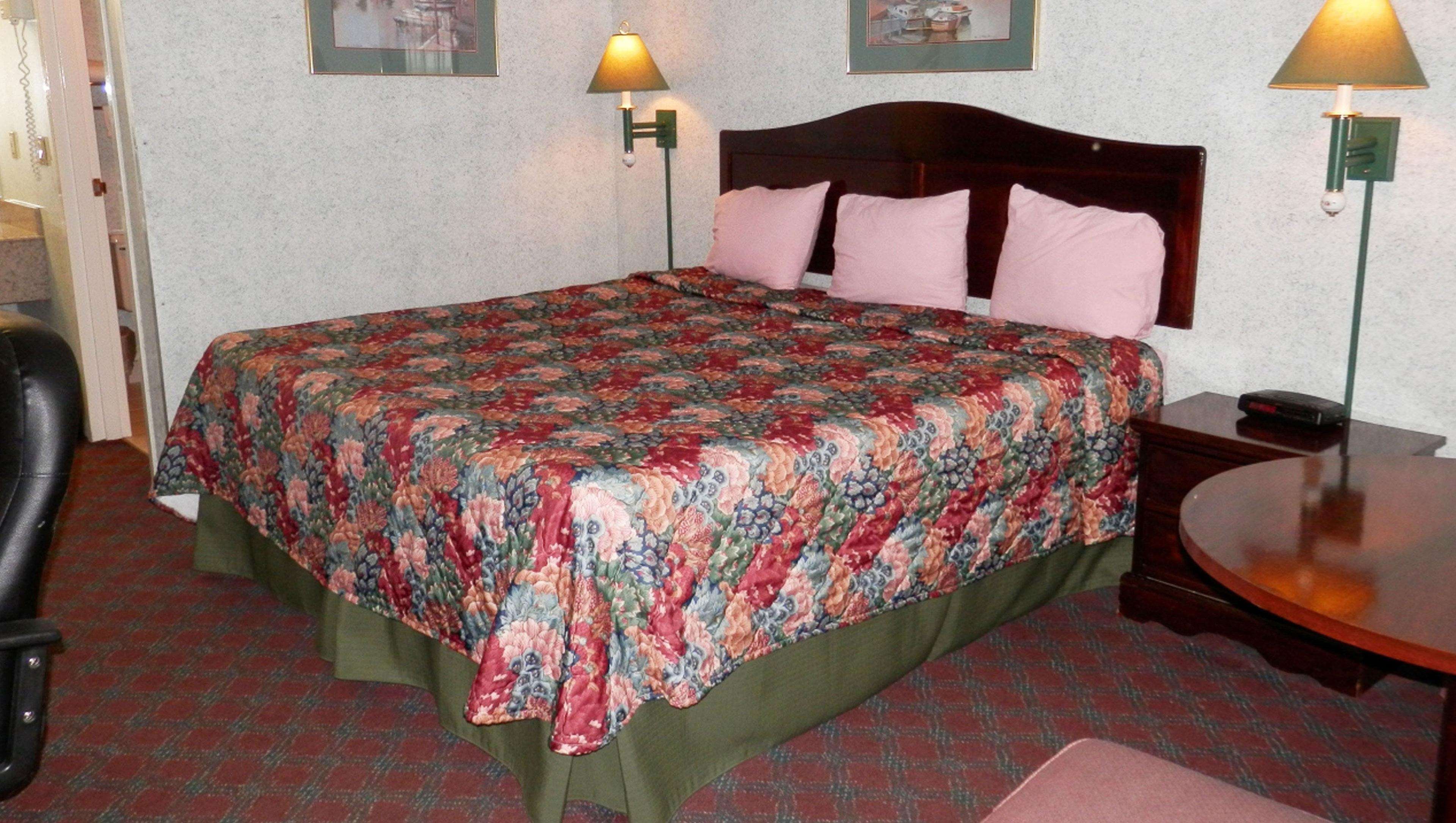 Magnuson Hotel Fowlerville-guestroom-Magnuson Hotel Fowlerville King.jpg