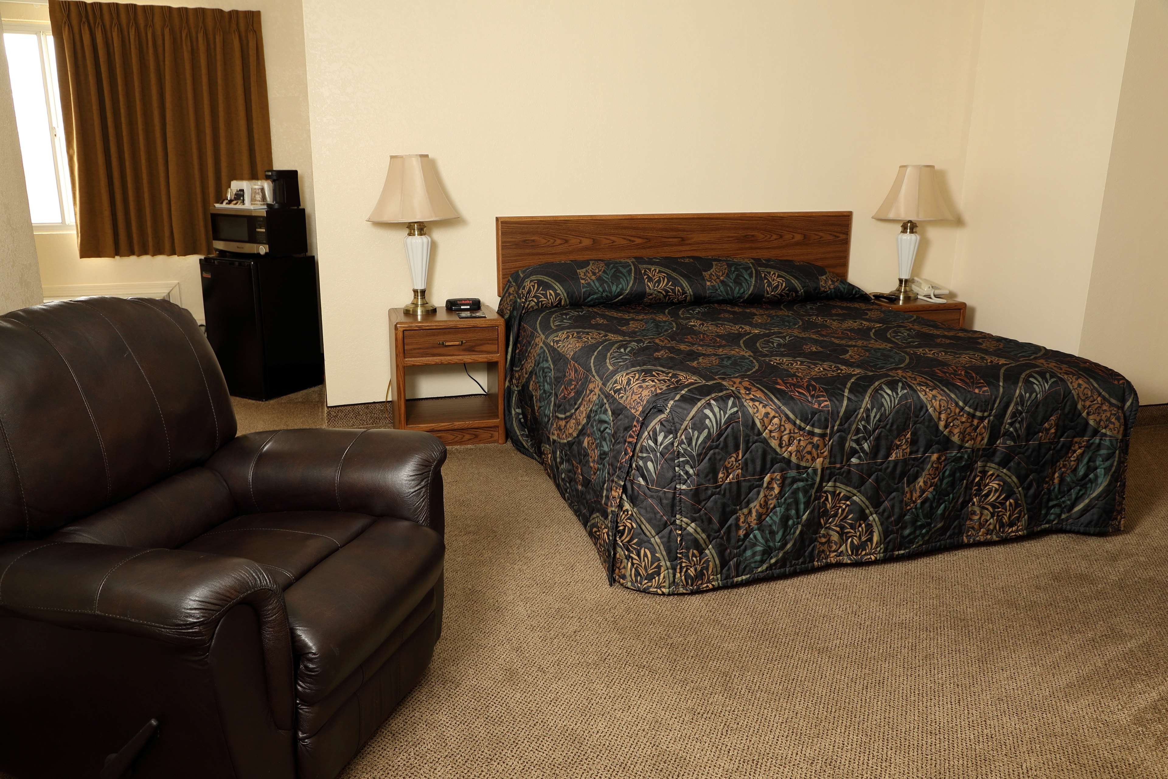 Northern Lights Inn Rugby-guestroom-Queen Room.jpg