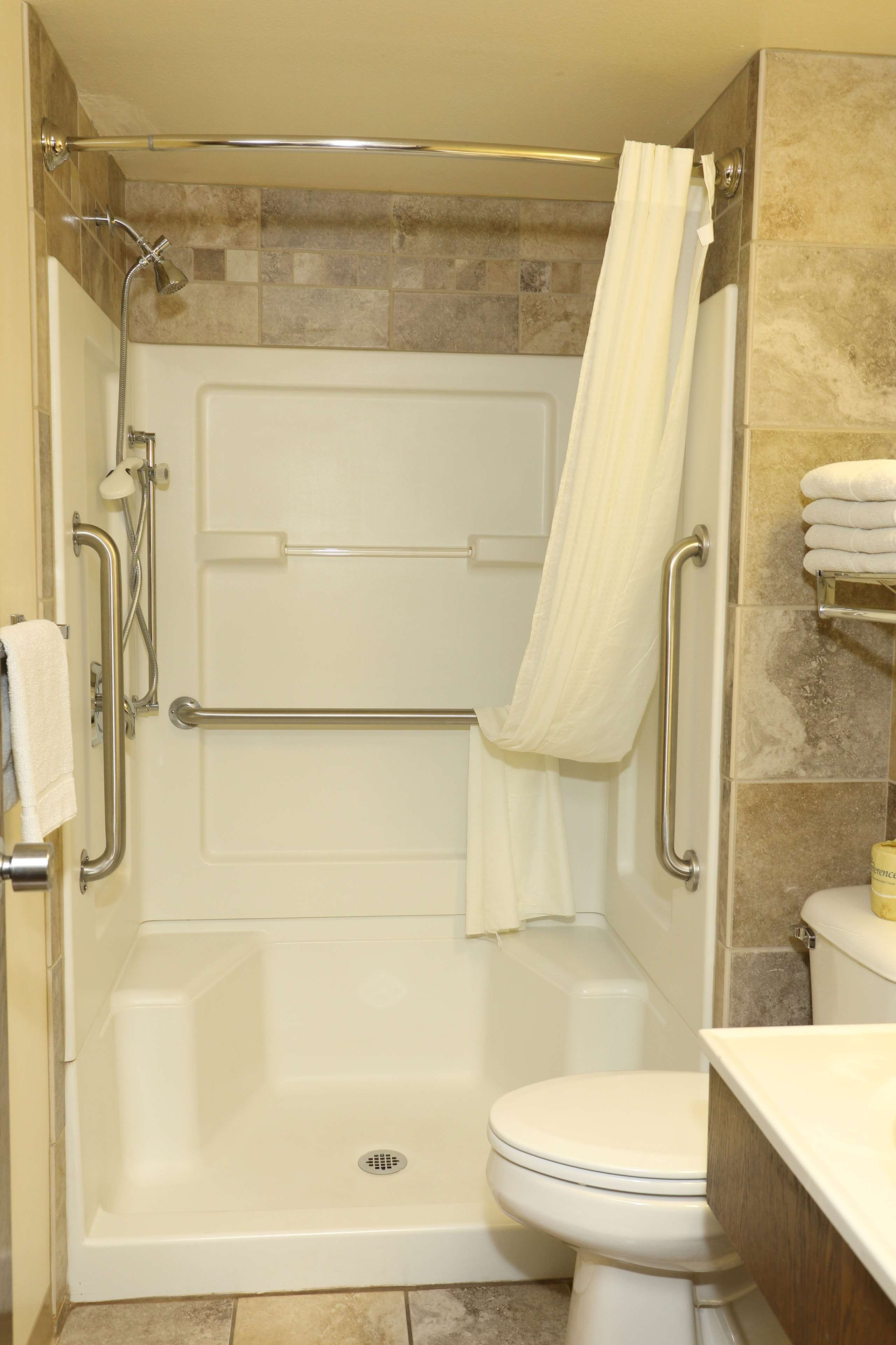 Northern Lights Inn Rugby-guestroom-Bathroom.jpg