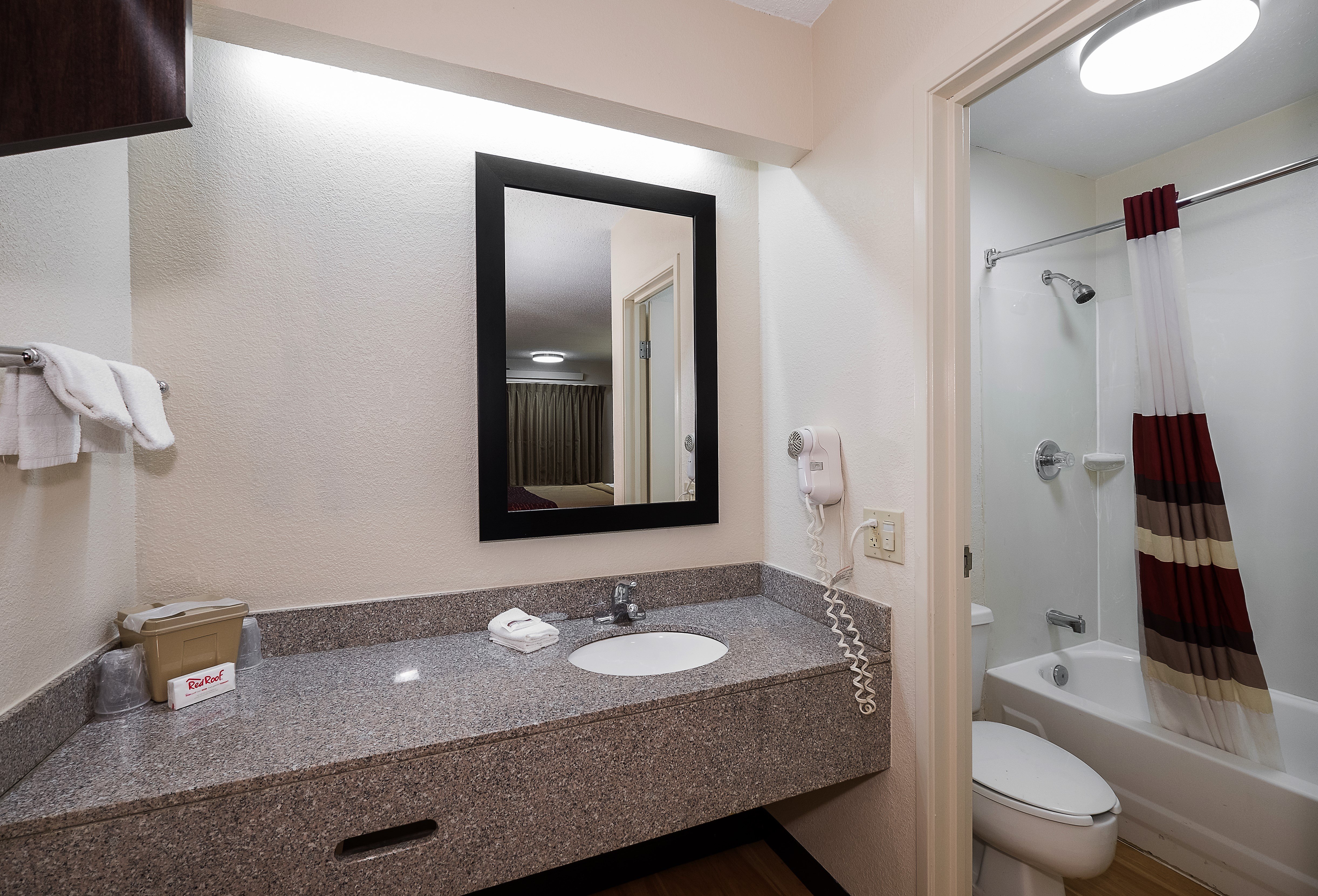 RED ROOF DAYTON FAIRBORN/NUTTER CEN-guestroom-Vanity Bath.jpg