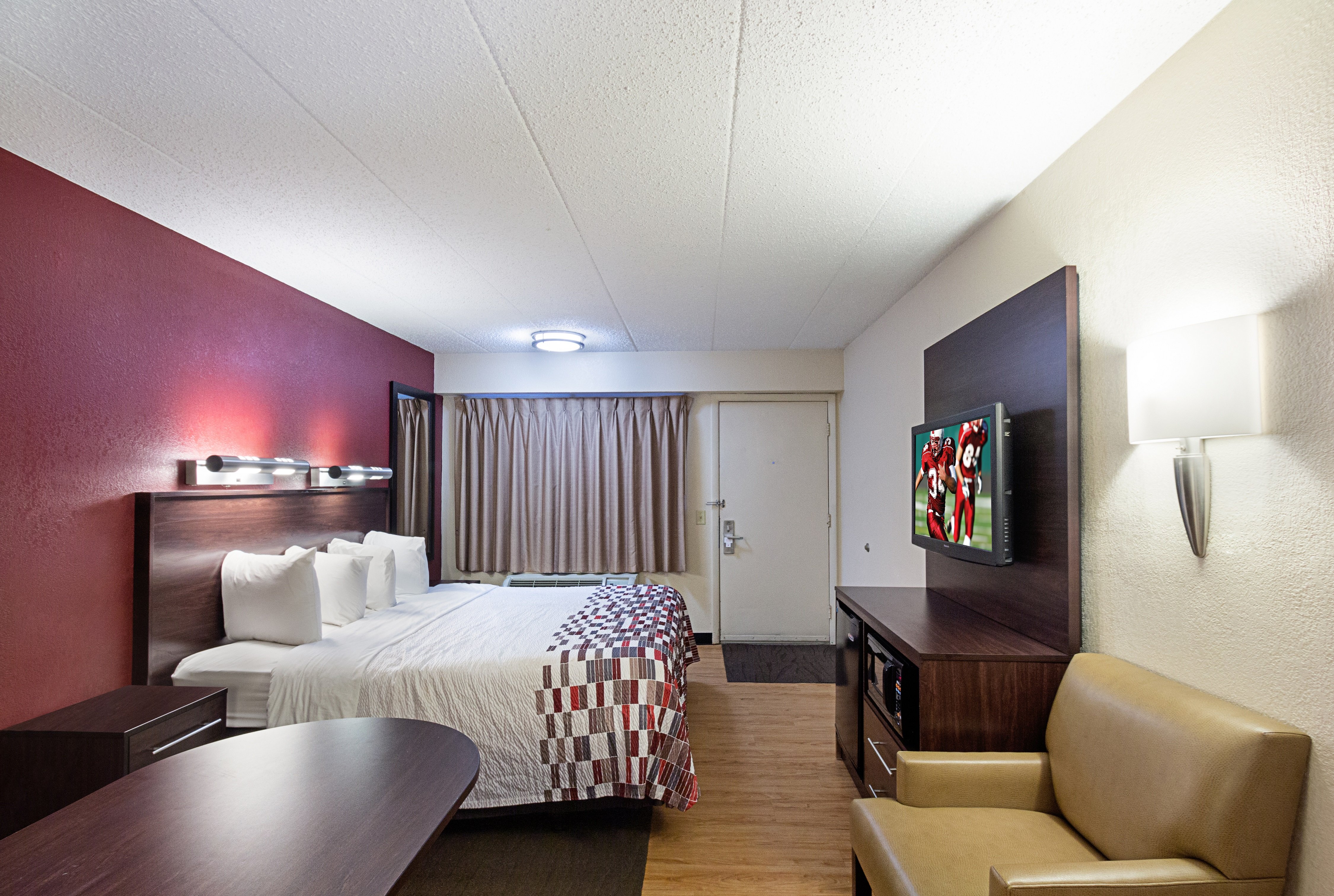 RED ROOF DAYTON FAIRBORN/NUTTER CEN-guestroom-Superior King.jpg
