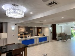  - Holiday Inn Express Woodland Hills - US 101, Exit 27
