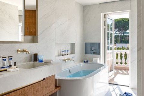 Deluxe Sea Room Bathroom