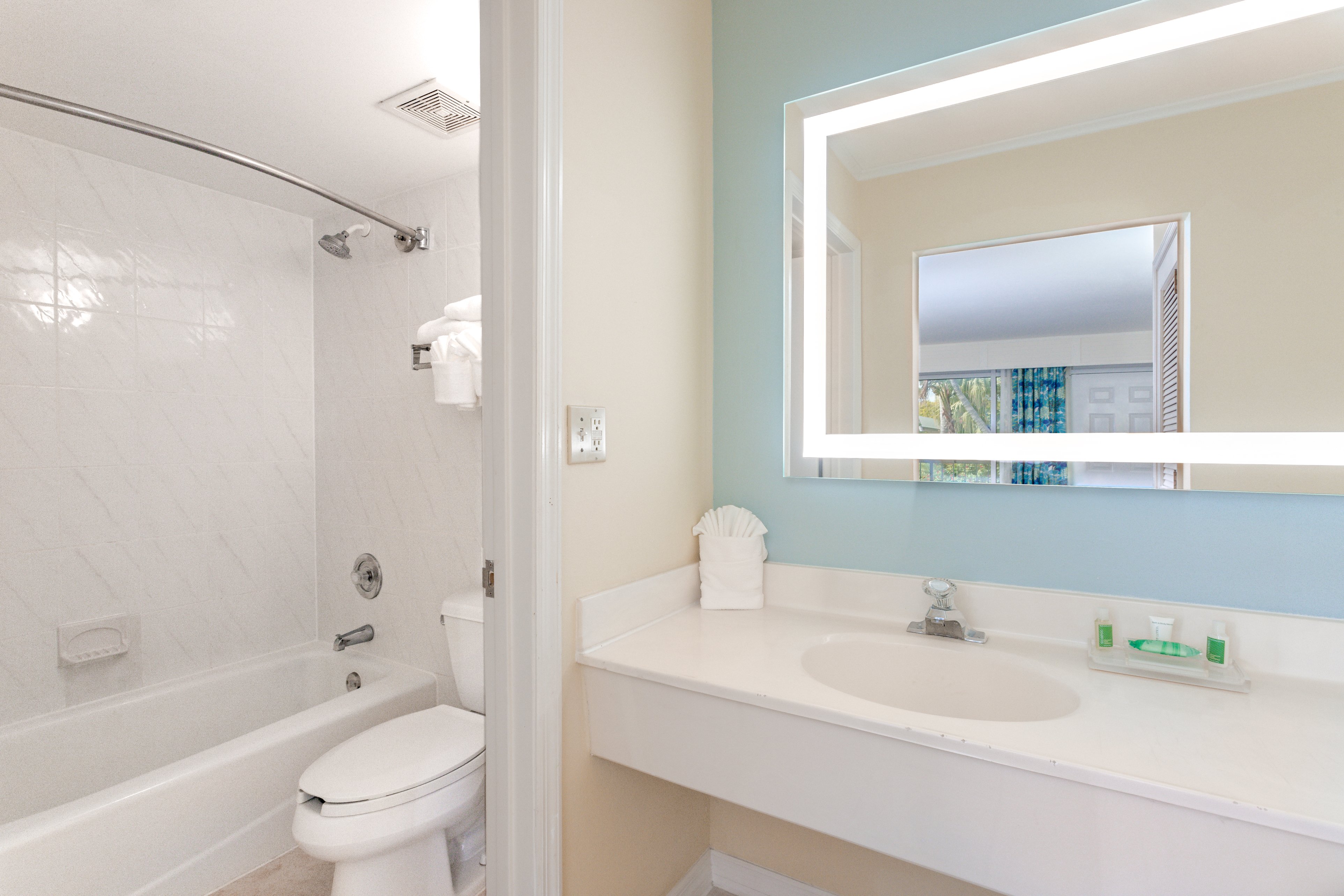 HOLIDAY INN KEY LARGO BY IHG-guestroom-Guest Room Bathroom.jpg