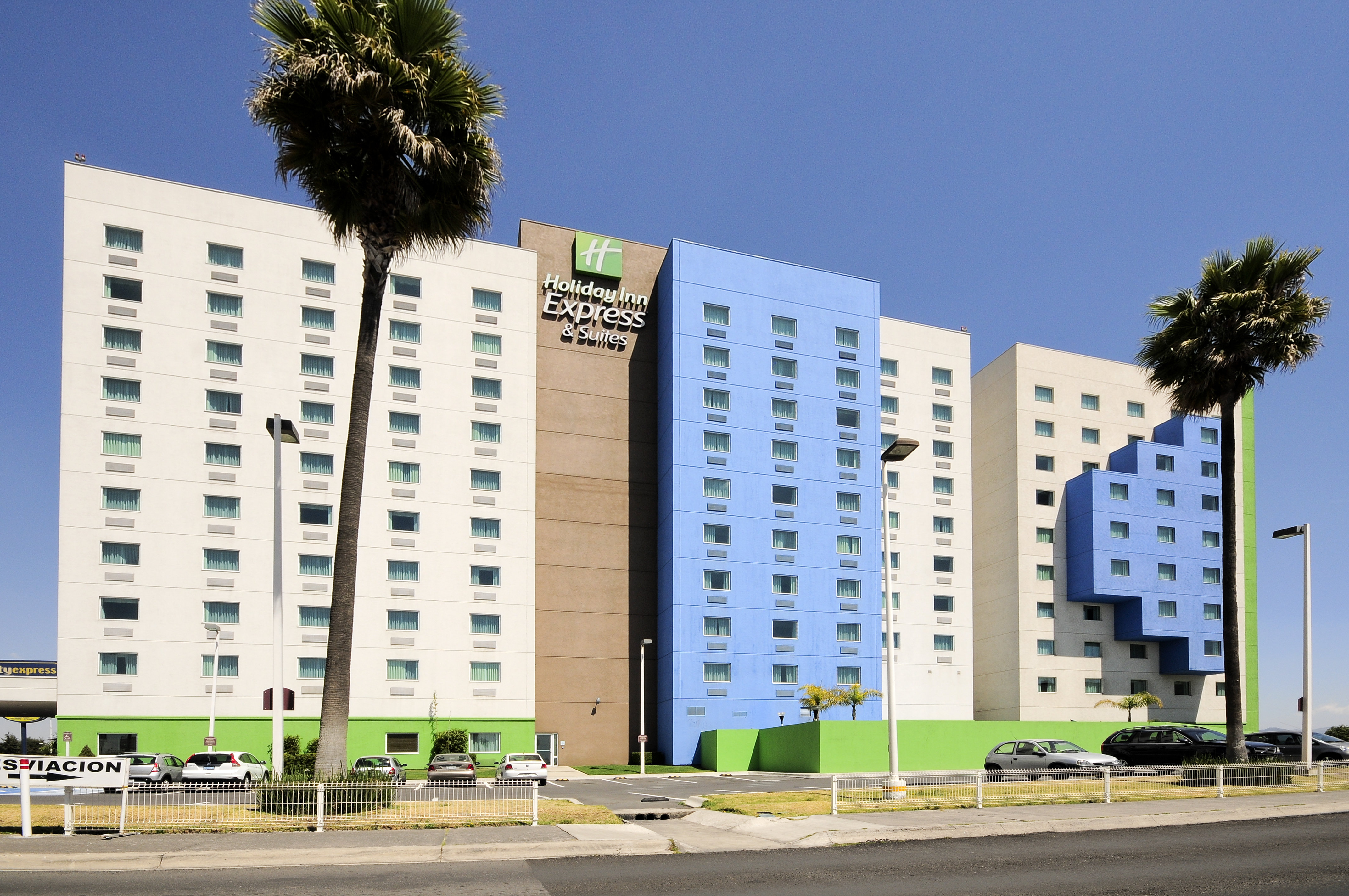 Holiday Inn Express Hotel & Suites