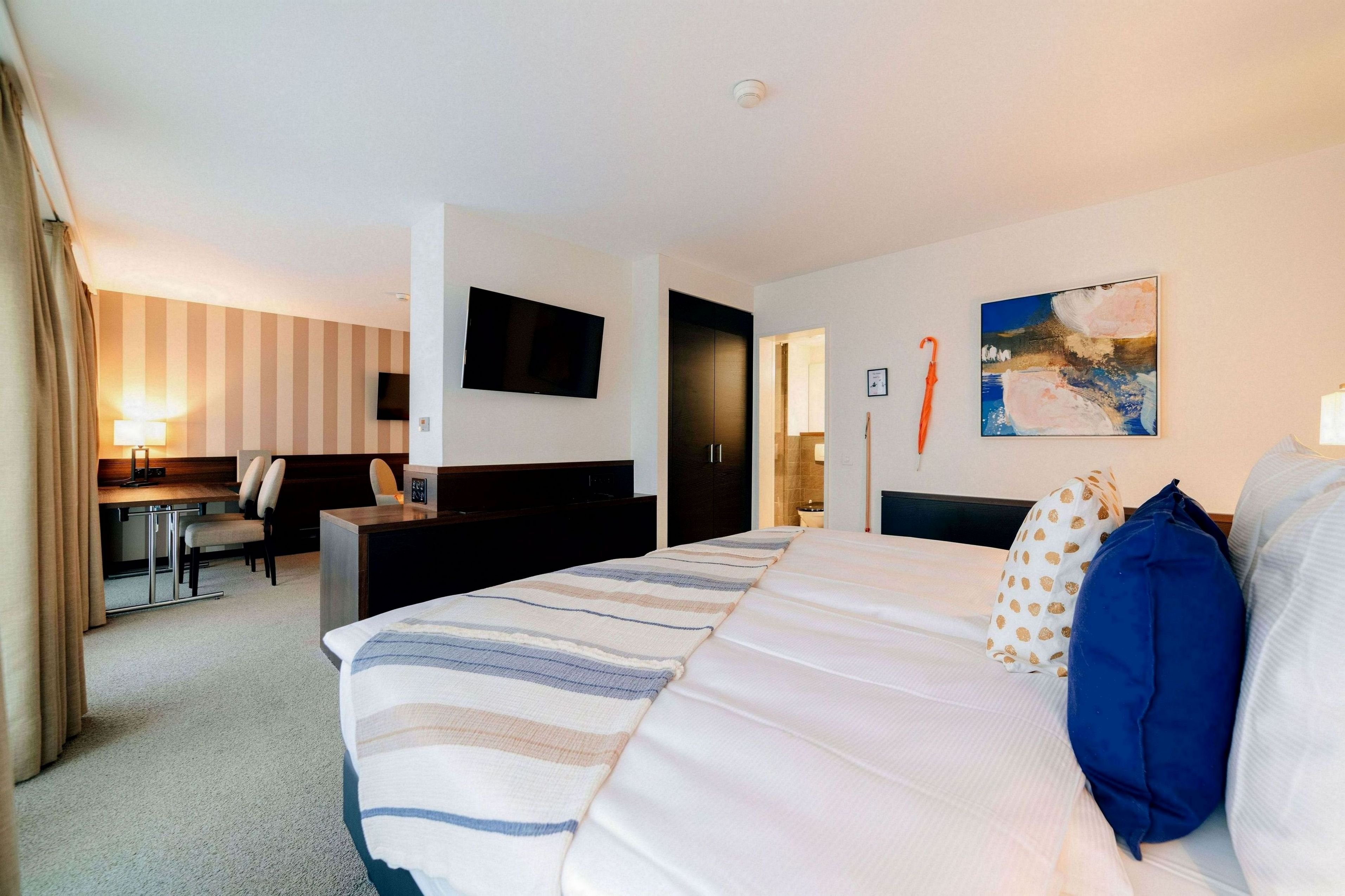 PARK HOTEL WINTERTHUR-guestroom-Art suite.jpg
