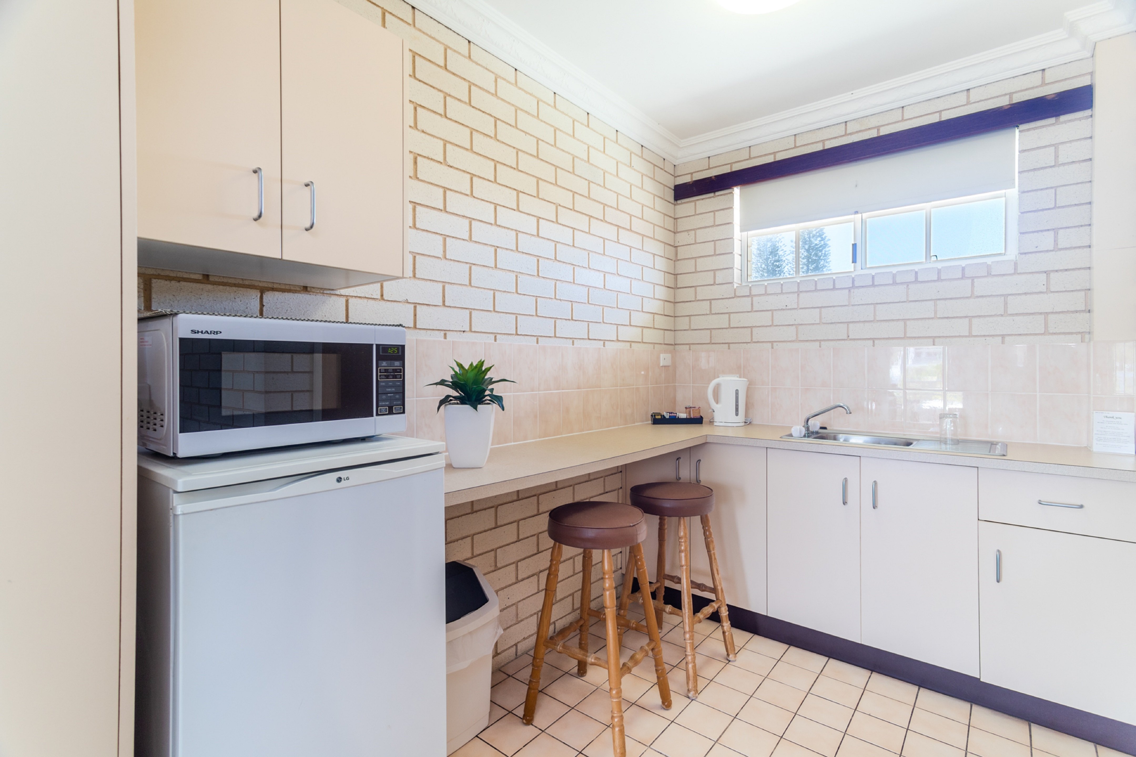 Santa Fe Motel-guestroom-Deluxe Queen Kitchenette.jpg