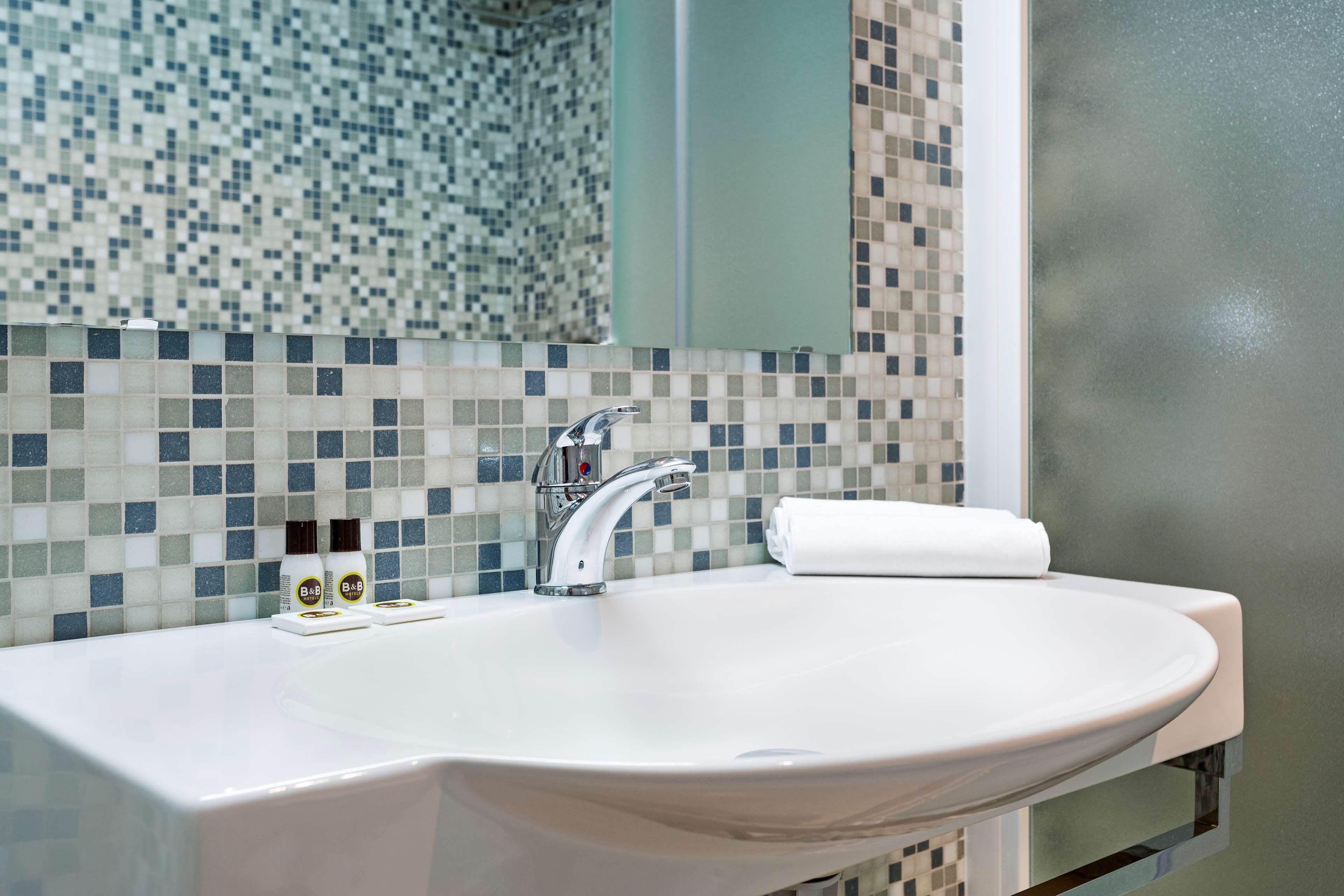 B-B HOTEL UDINE-guestroom-GUEST BATHROOM.jpg