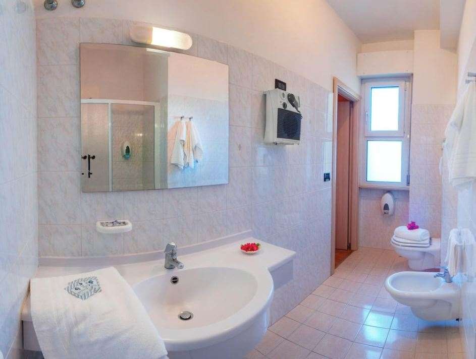 HOTEL MONDIAL - PORTO RECANATI-guestroom-GUEST BATHROOM.jpg