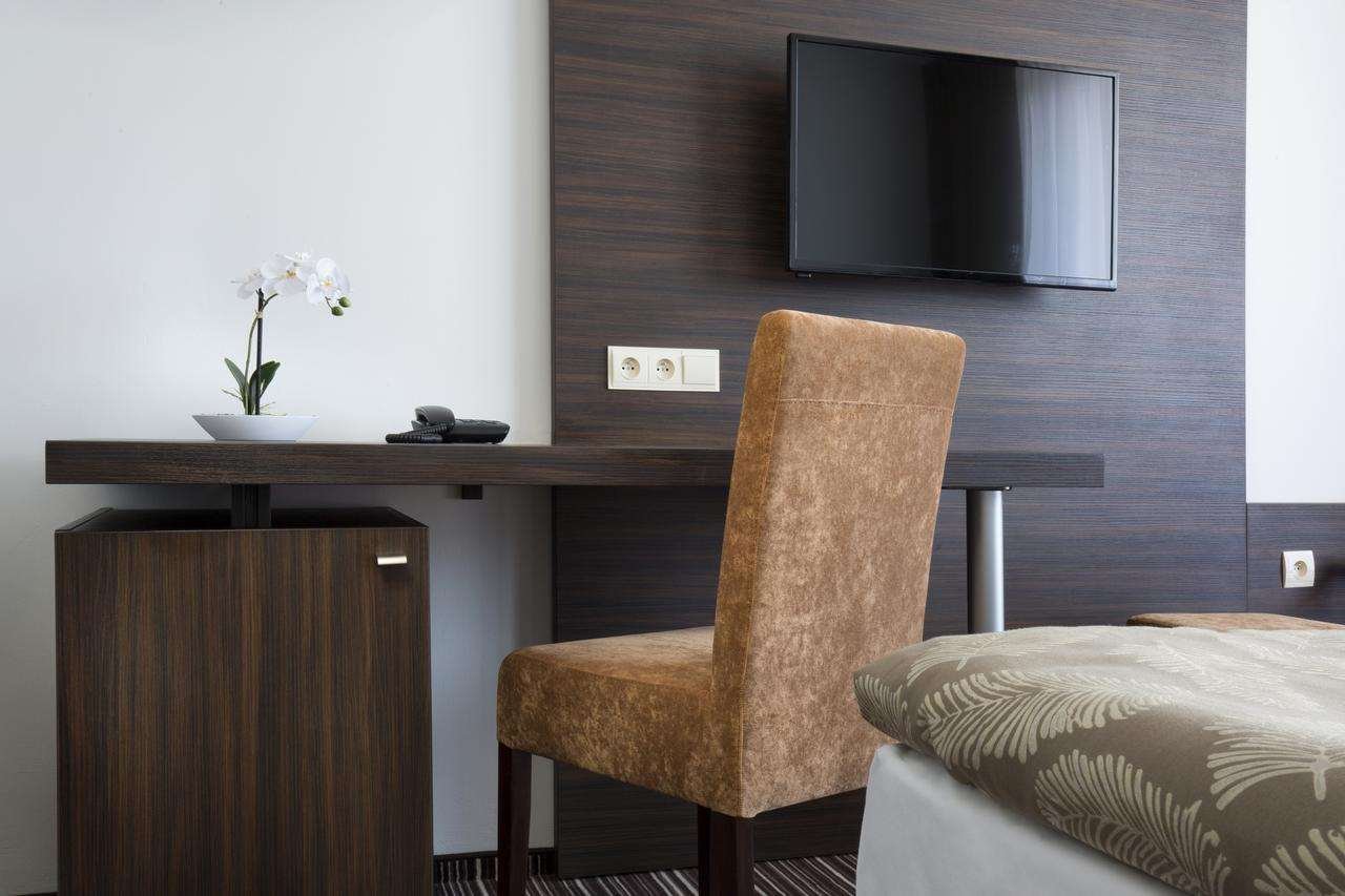 SATEL HOTEL POPRAD-guestroom-GUEST ROOM WORK DESK.jpg