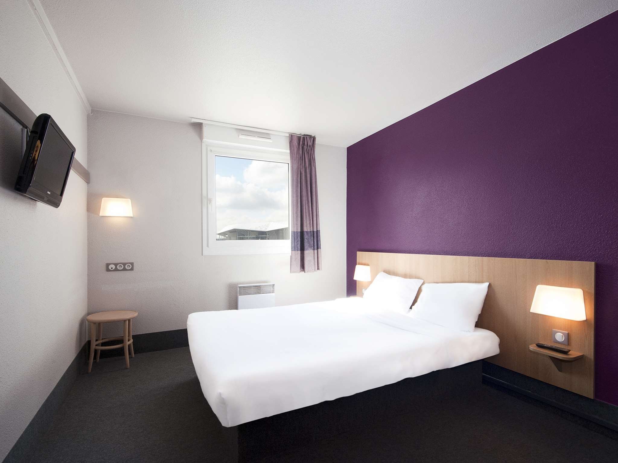 B&B HOTEL LYON GRAND STADE MEYZIEU-guestroom-Lyon Meyzieu Chambre double grand li.jpg