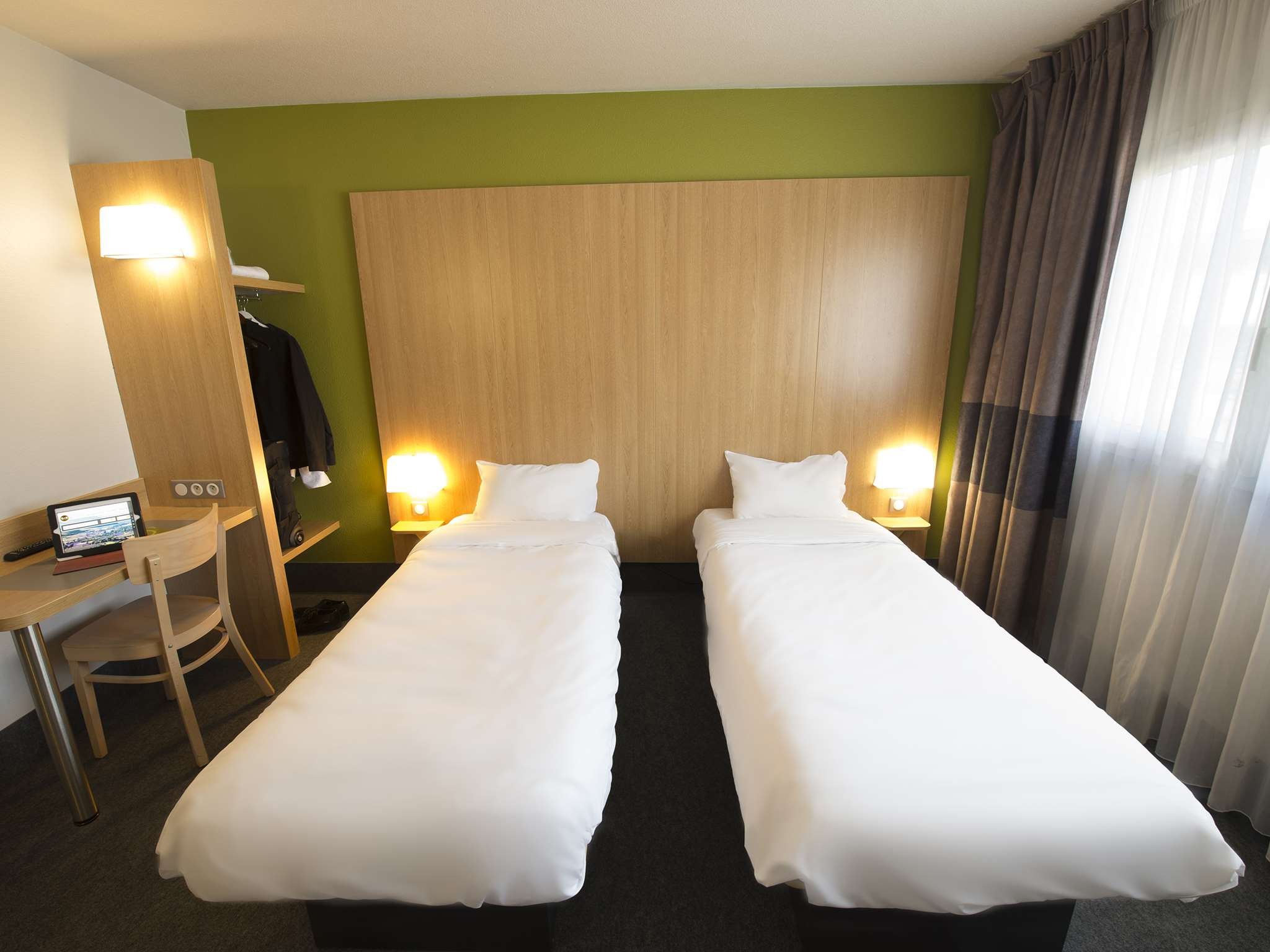 B&B HOTEL BESANCON CHATEAUFARINE-guestroom-besan on chambre double deux lits si.jpg