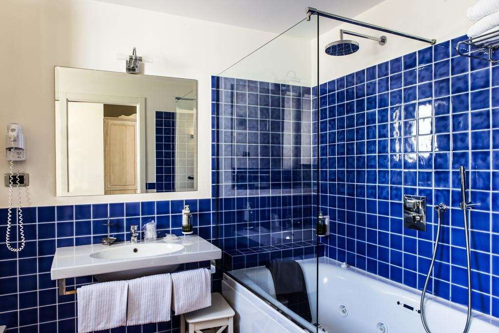 HOTEL GIARDINO SUITES AND SPA - NUM-guestroom-GUEST BATHROOM.jpg