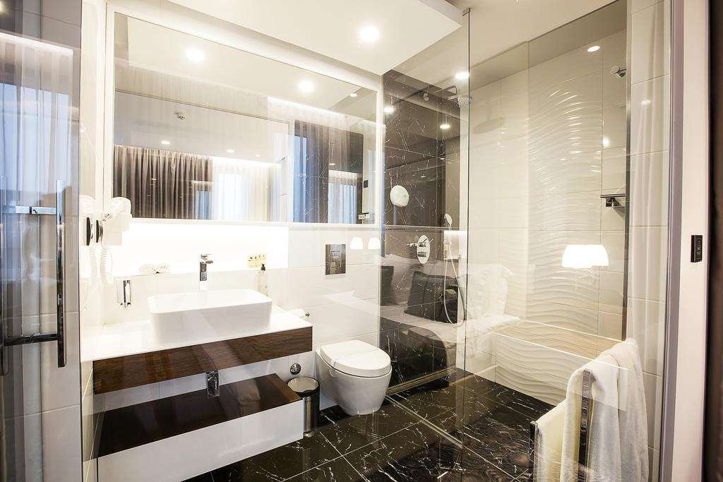 SKY HOTEL BELGRADE-guestroom-GUEST BATHROOM.jpg