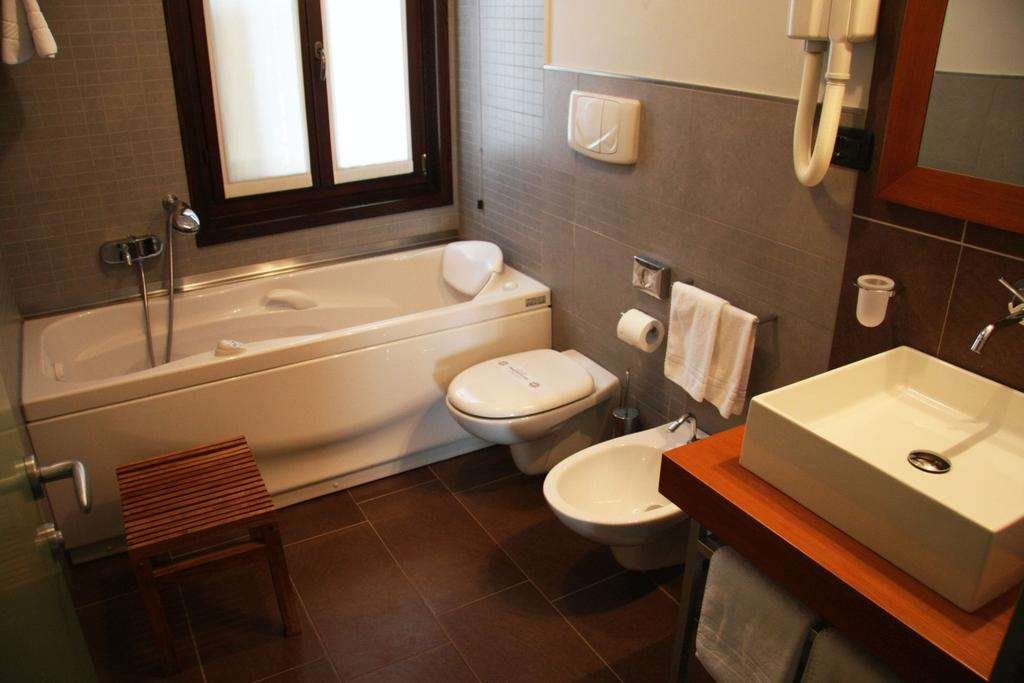 AGRITUR FOSSA MALA - FIUME VENETO-guestroom-GUEST BATHROOM.jpg