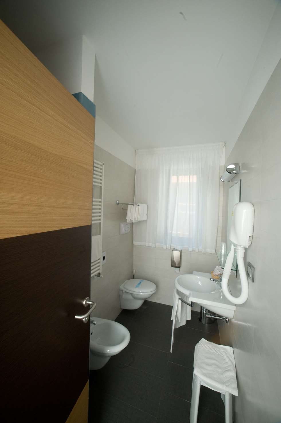 HOTEL VITTORIA - SAN GIOVANNI ROTON-guestroom-GUEST BATHROOM.jpg