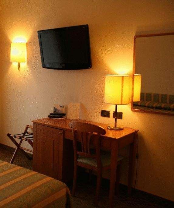 HOTEL SAVANT - LAMEZIA TERME-guestroom-GUEST ROOM WORK DESK.jpg