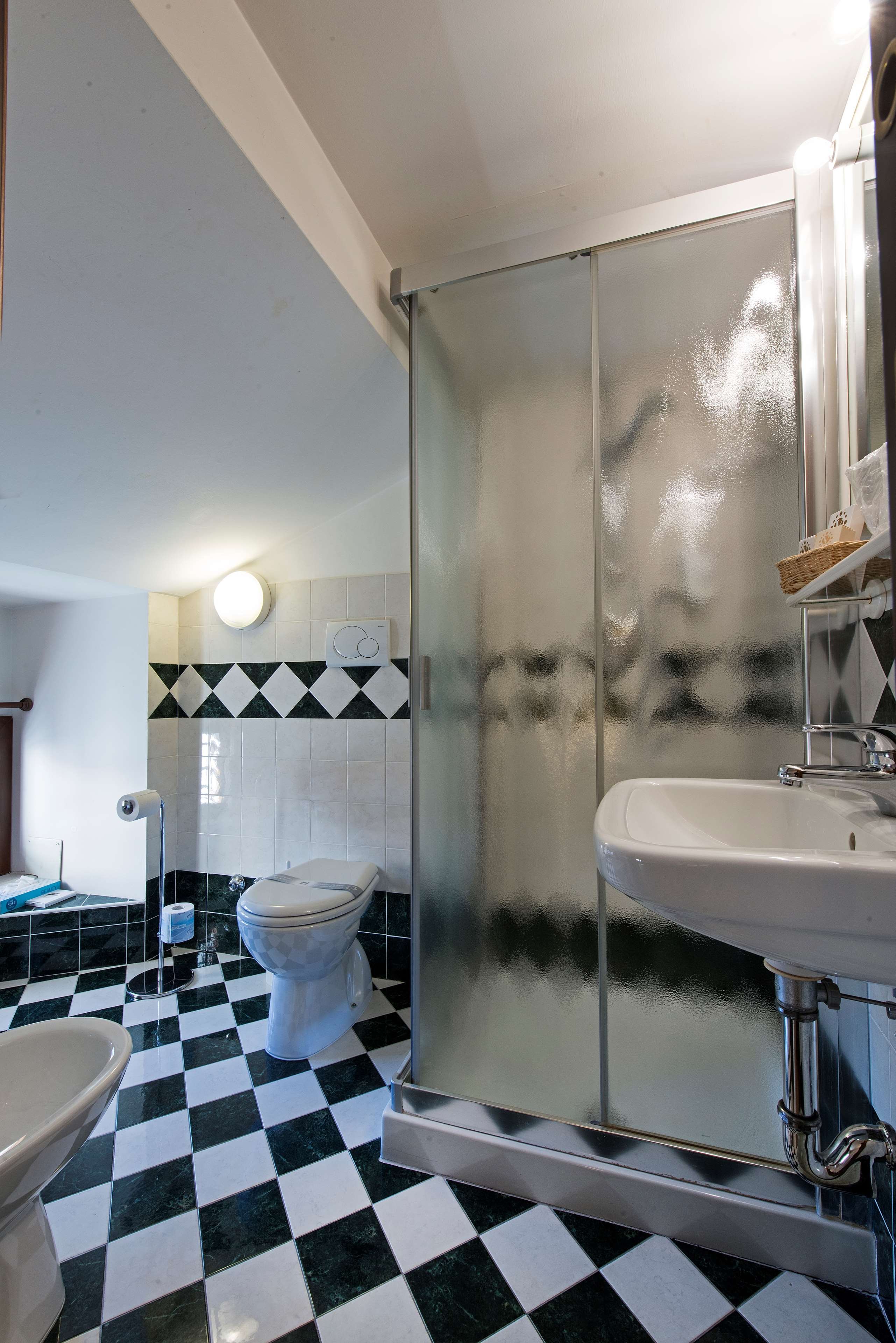 HOTEL AL VIVIT - MESTRE-guestroom-GUEST BATHROOM.jpg