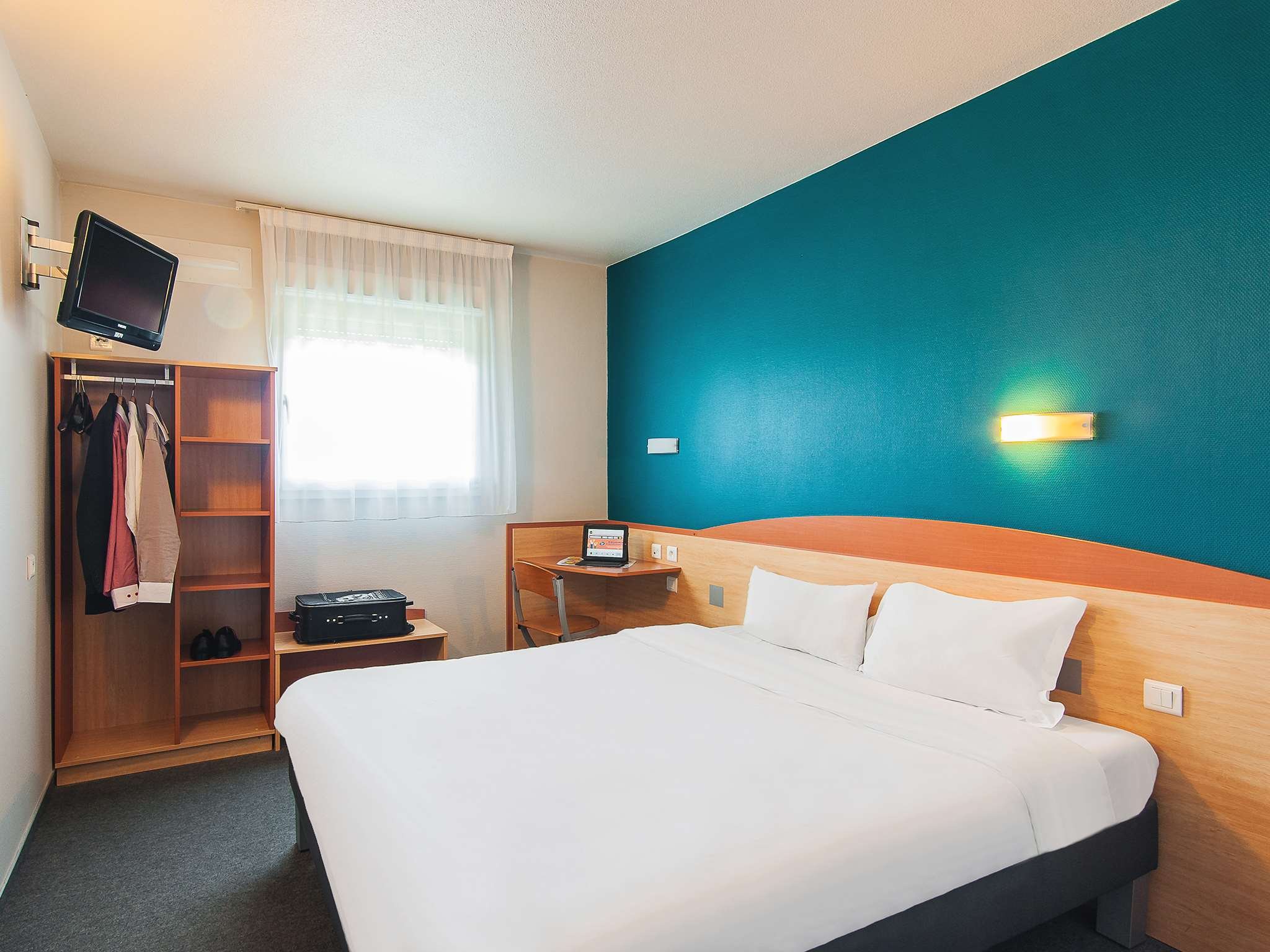 B&B HOTEL PAU LESCAR-guestroom-B B Pau chambre double grand lit.jpg