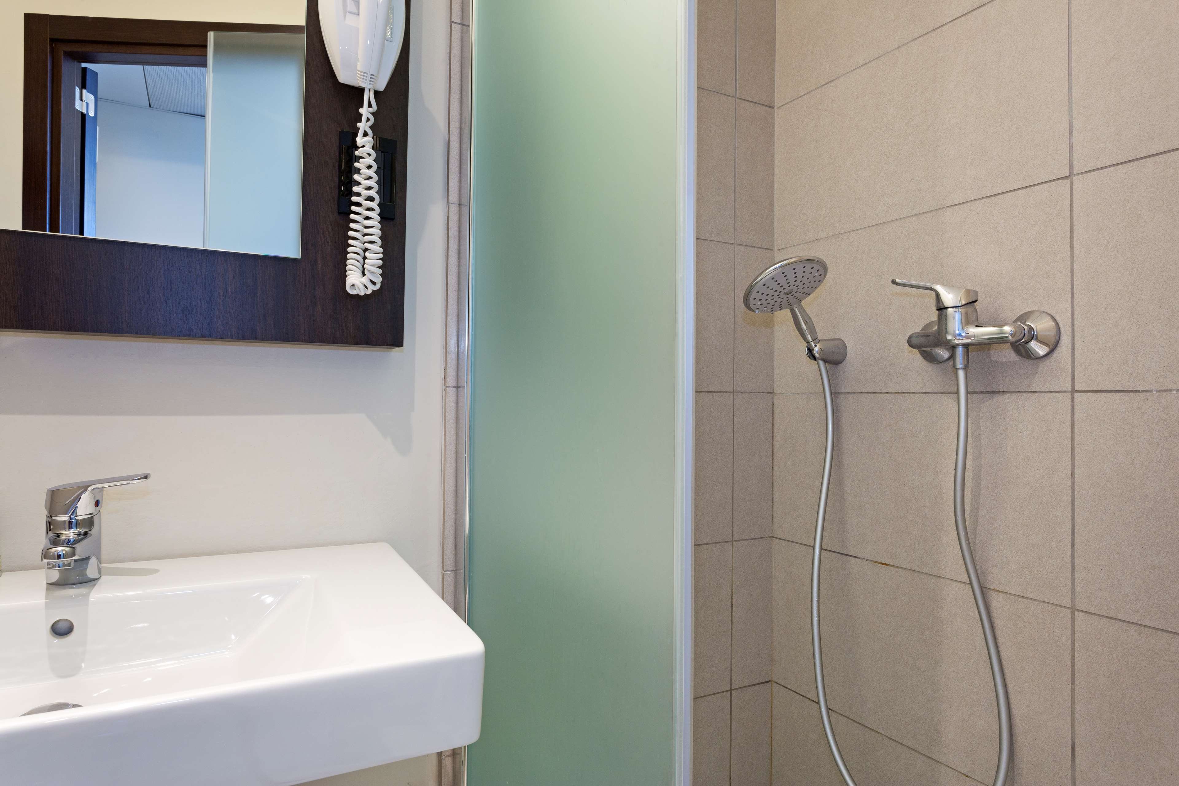 B-B HOTEL RAVENNA-guestroom-GUEST BATHROOM.jpg