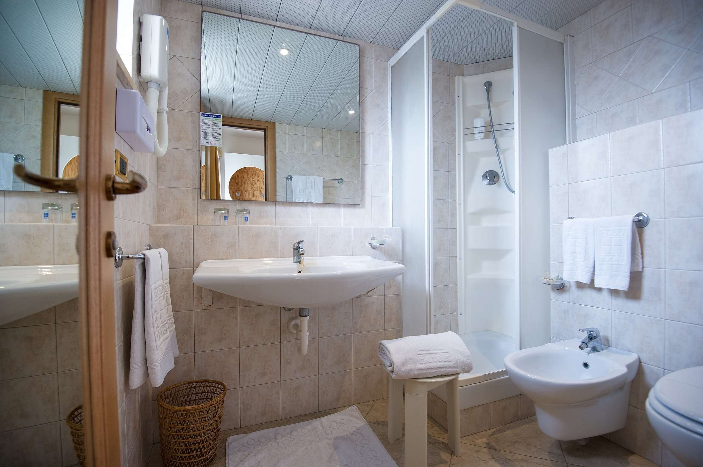 HOTEL JOLI PARK - GALLIPOLI-guestroom-GUEST BATHROOM.jpg