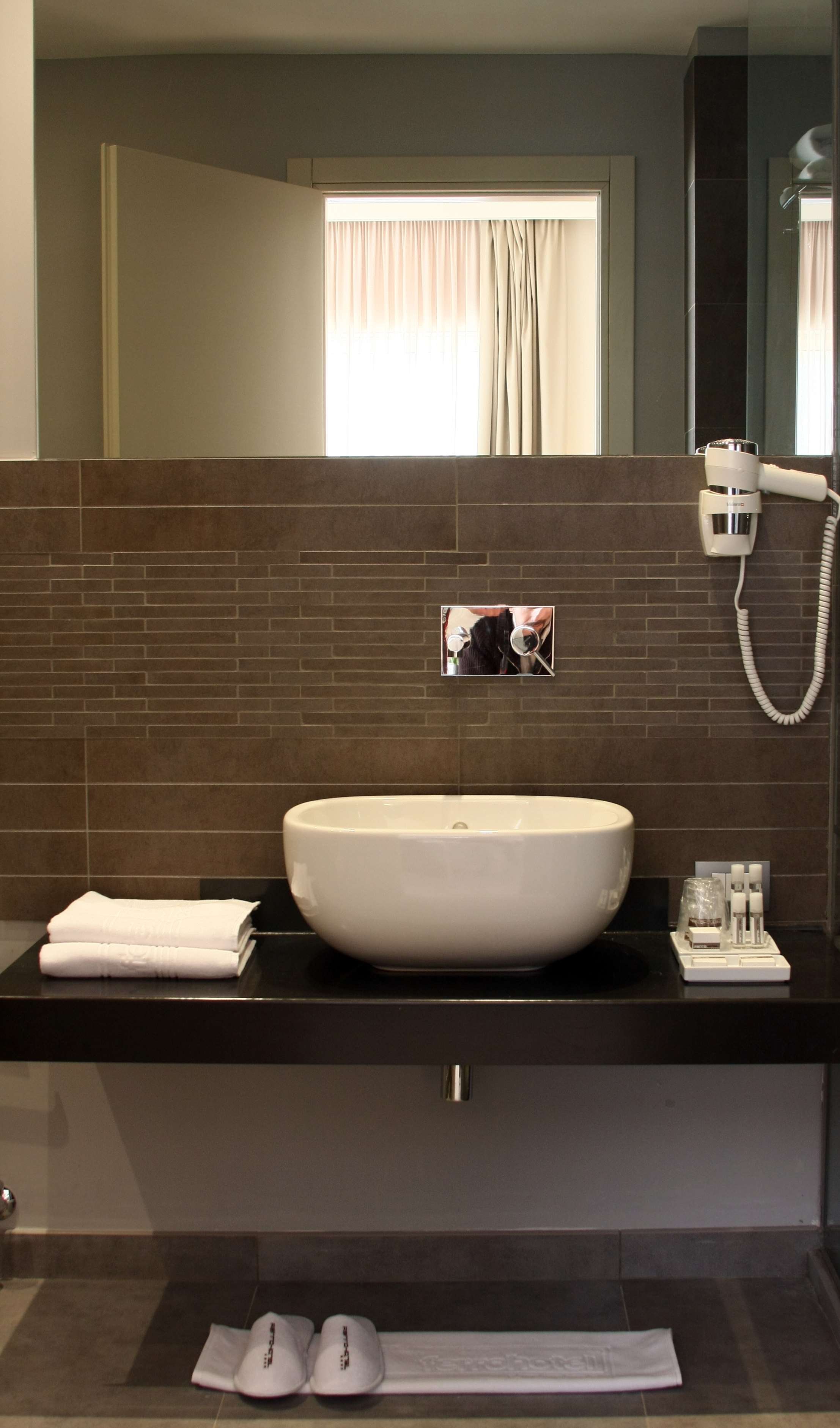 FERROHOTEL MODICA-guestroom-GUEST BATHROOM.jpg