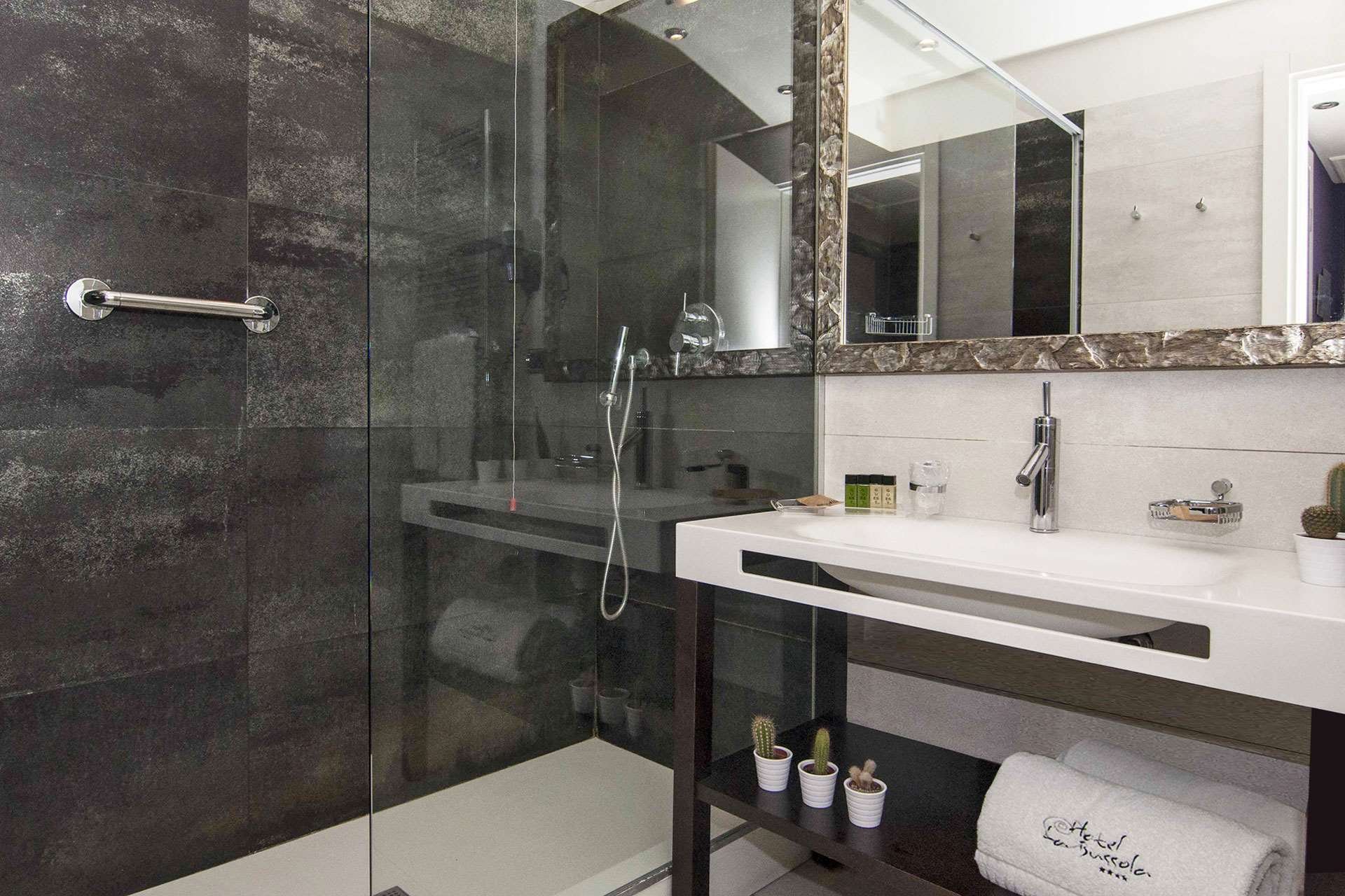 HOTEL LA BUSSOLA - MILAZZO-guestroom-GUEST BATHROOM.jpg