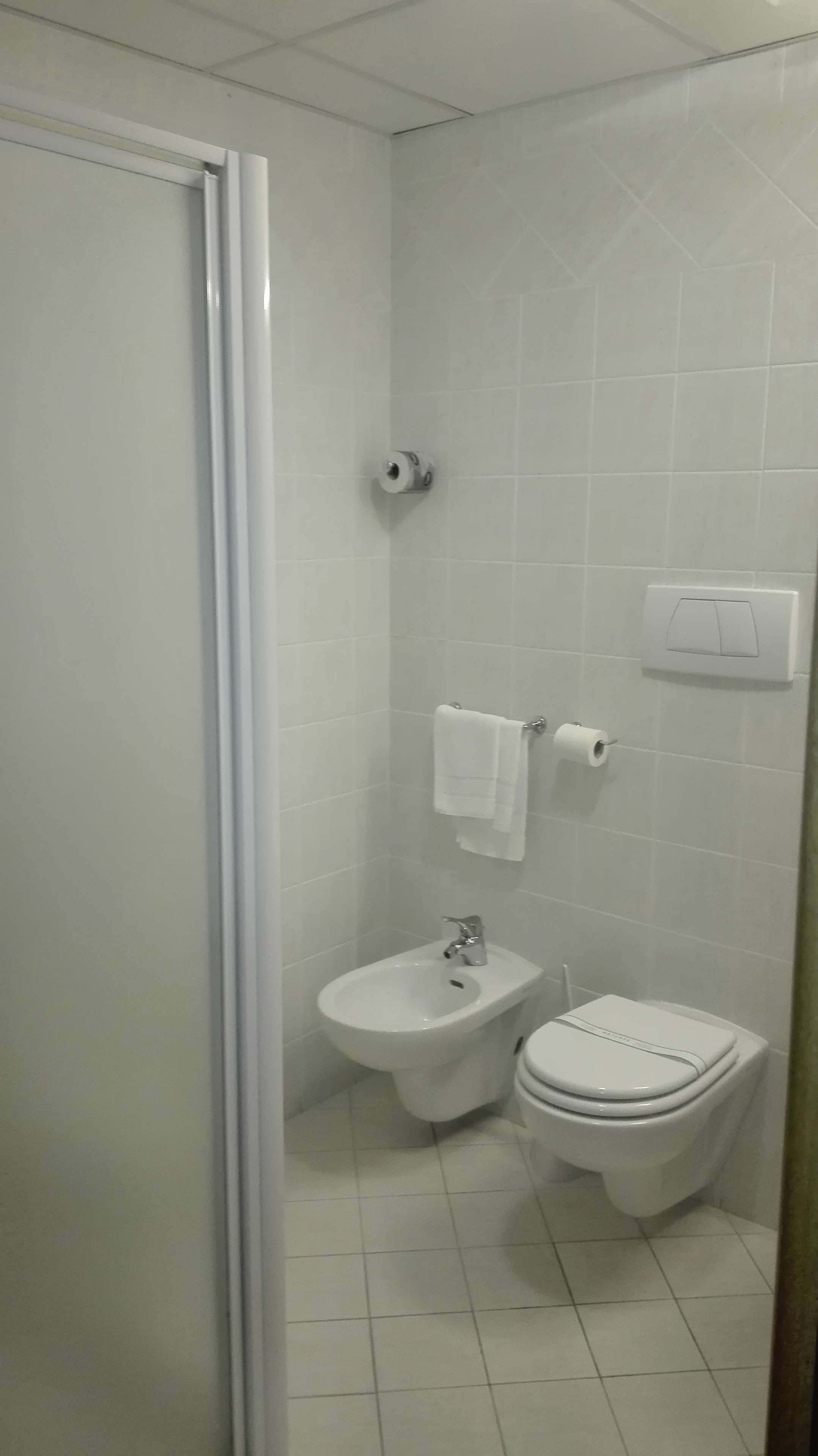HOTEL SOVESTRO - SAN GIMIGNANO-guestroom-GUEST BATHROOM.jpg