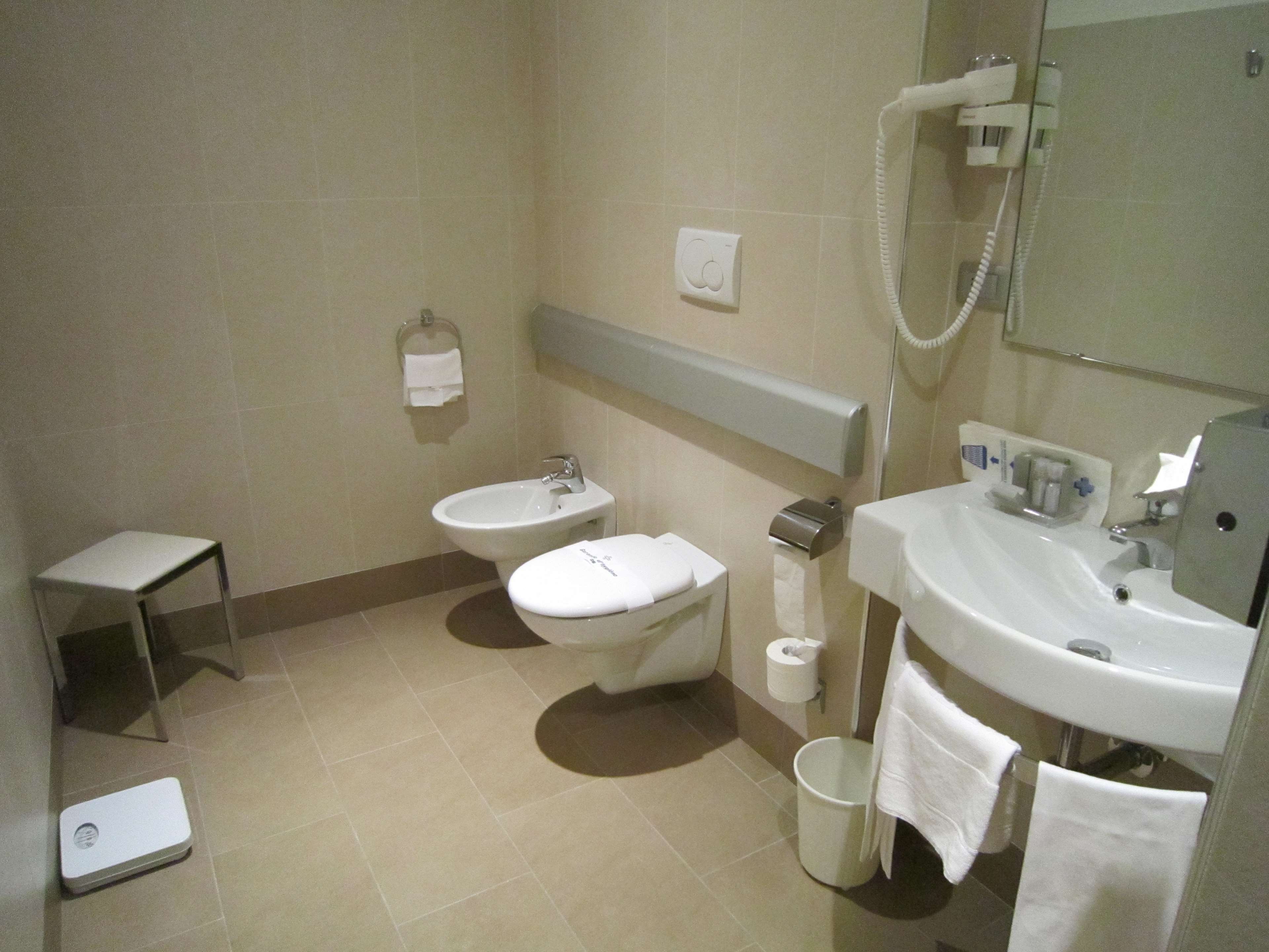 HOTEL ACCADEMIA TRENTO-guestroom-Bagno Junior Suite.jpg