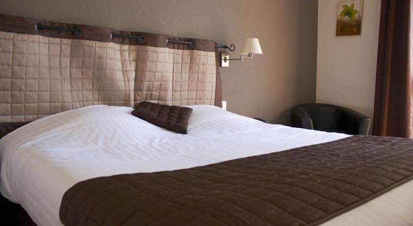 LE CLOS DE L'AUBE ROUGE-guestroom-Room.jpg