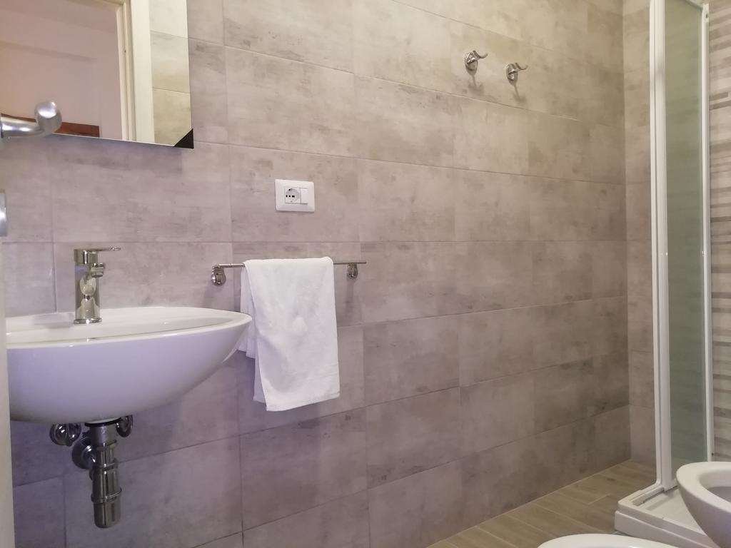 DOMO ALGHERO CENTRO-guestroom-GUEST BATHROOM.jpg