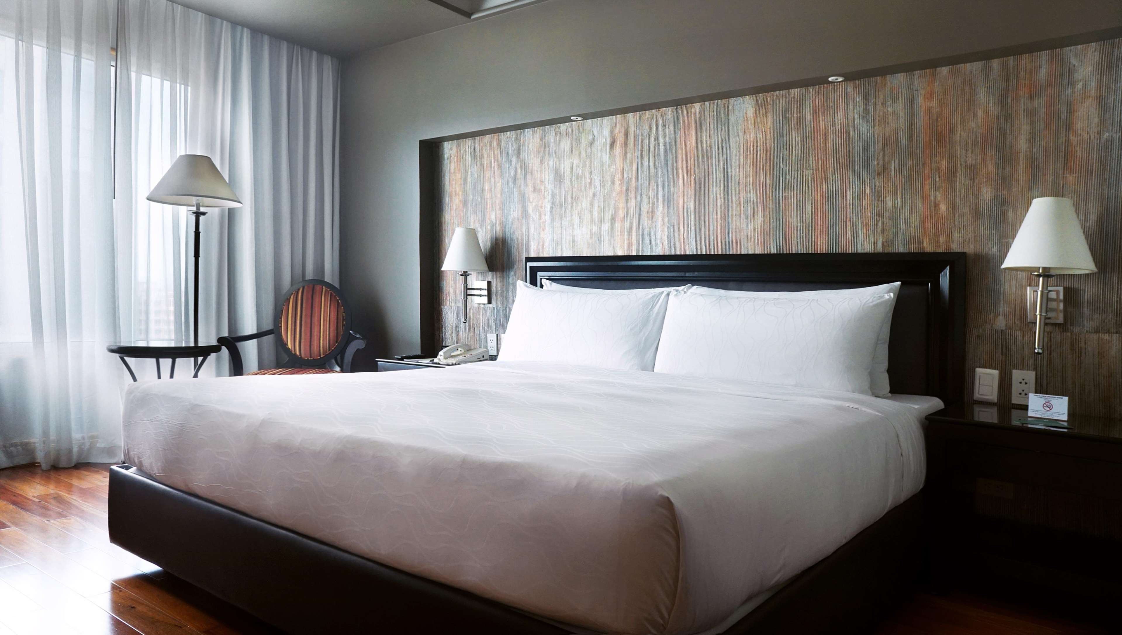 BELLEVUE HOTEL MANILA-guestroom-Main Wing KingDeluxe.jpg