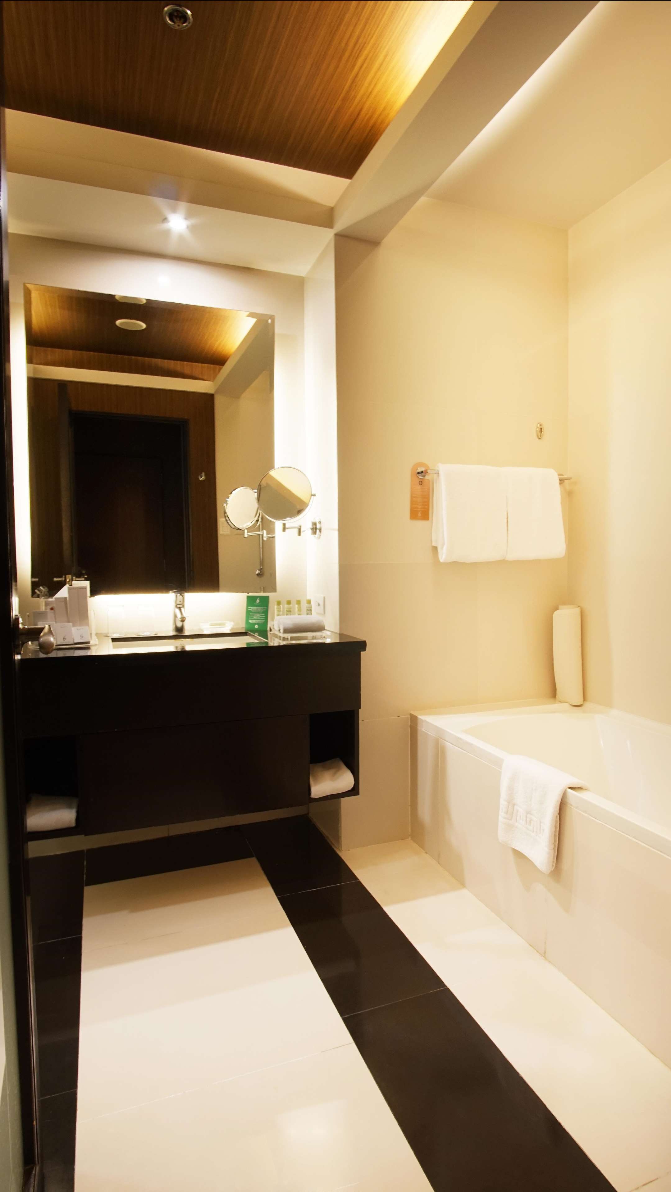 BELLEVUE HOTEL MANILA-guestroom-Signature Deluxe Bathroom.jpg