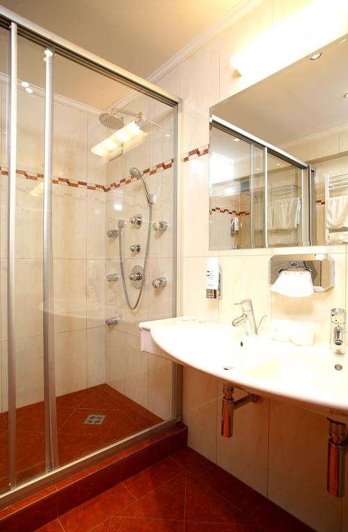 MATYSAK HOTEL-guestroom-GUEST BATHROOM.jpg