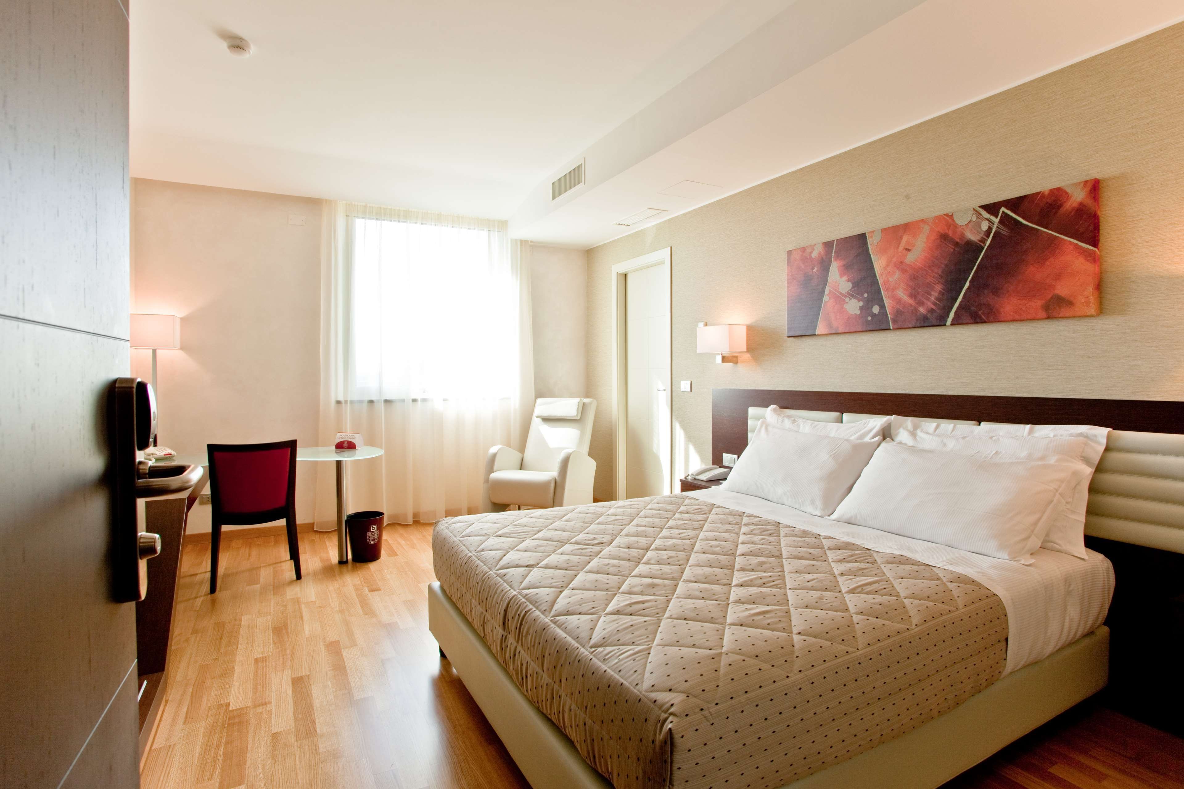 BREAKING BUSINESS HOTEL-guestroom-GUEST ROOM.jpg
