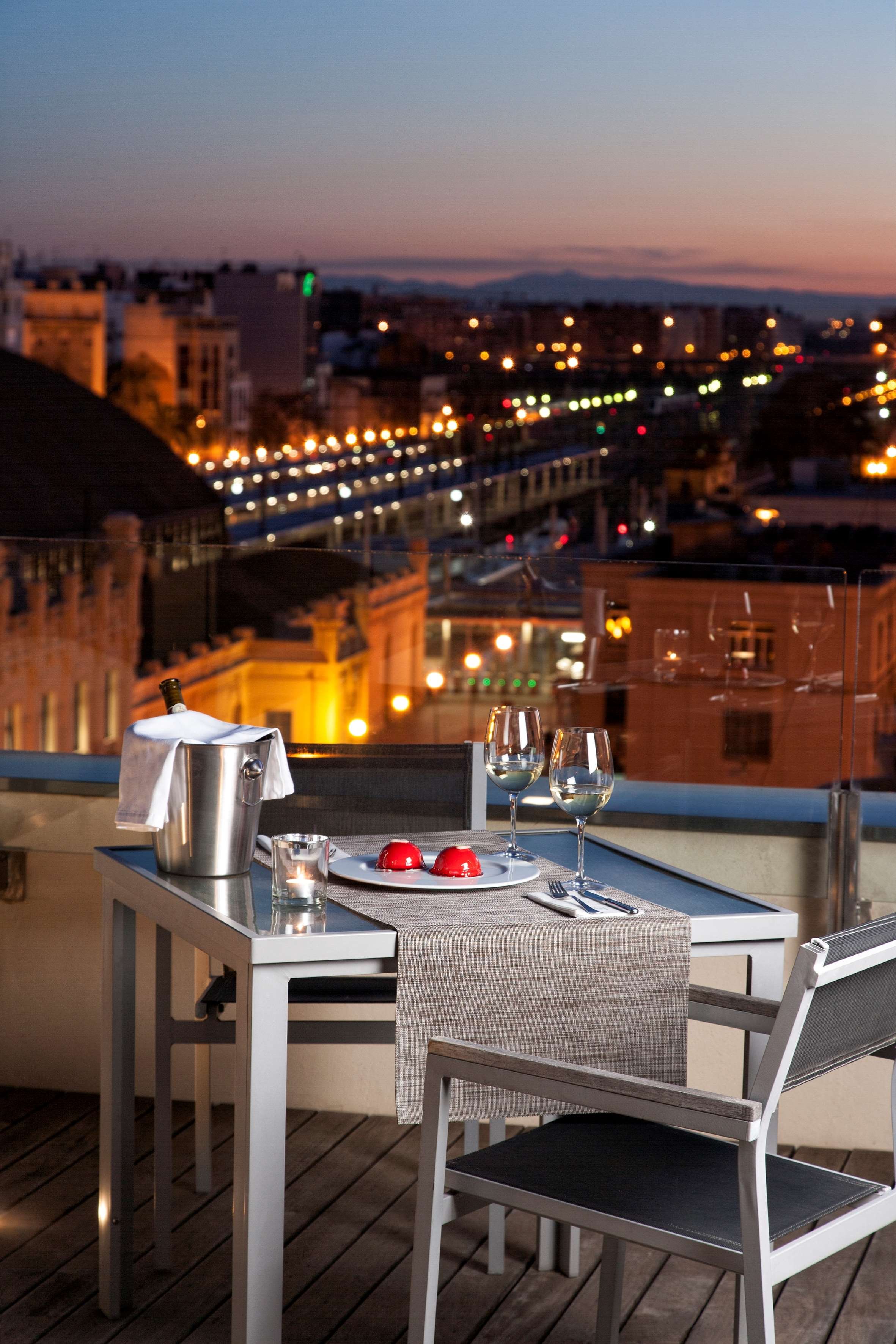 HOTEL ZENIT VALENCIA-guestroom-JUNIOR SUITE.jpg