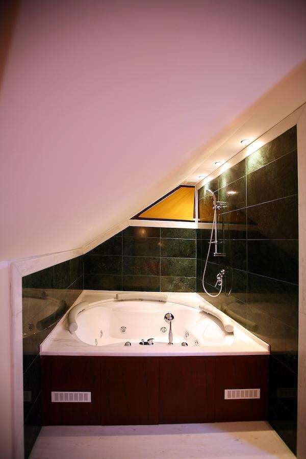 VIGO HOTEL-guestroom-GUEST BATHROOM.jpg