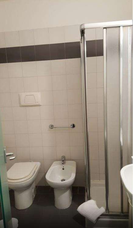HOTEL AUGUSTUS - FANO-guestroom-GUEST BATHROOM.jpg