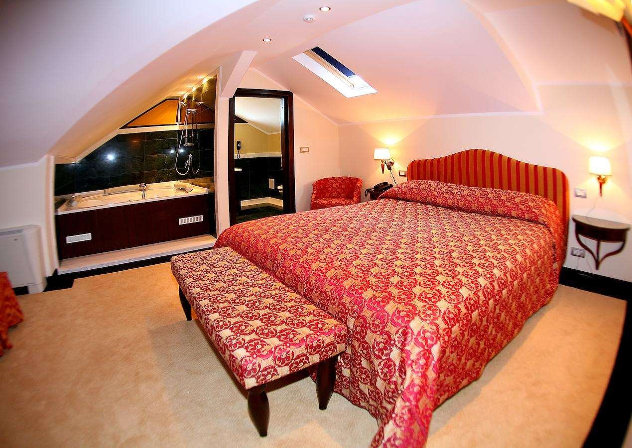 VIGO HOTEL-guestroom-GUEST ROOM.jpg