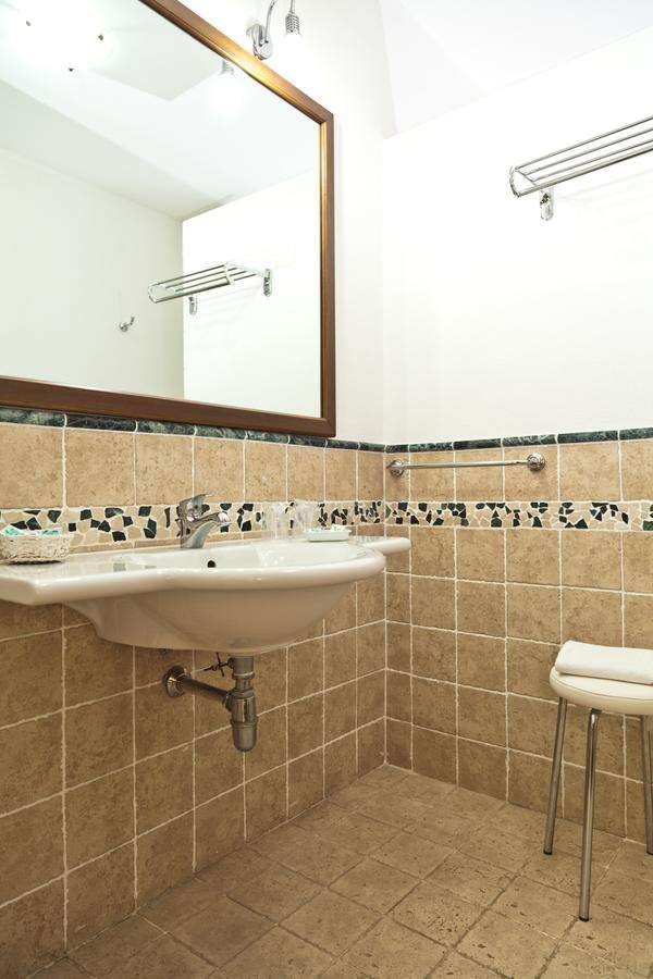 HOTEL PAUSANIA INN - TEMPIO PAUSANI-guestroom-GUEST BATHROOM.jpg