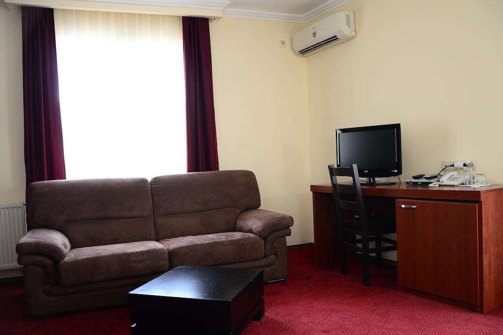 PARLAMENT HOTEL-guestroom-GUEST ROOM LIVING AREA.jpg