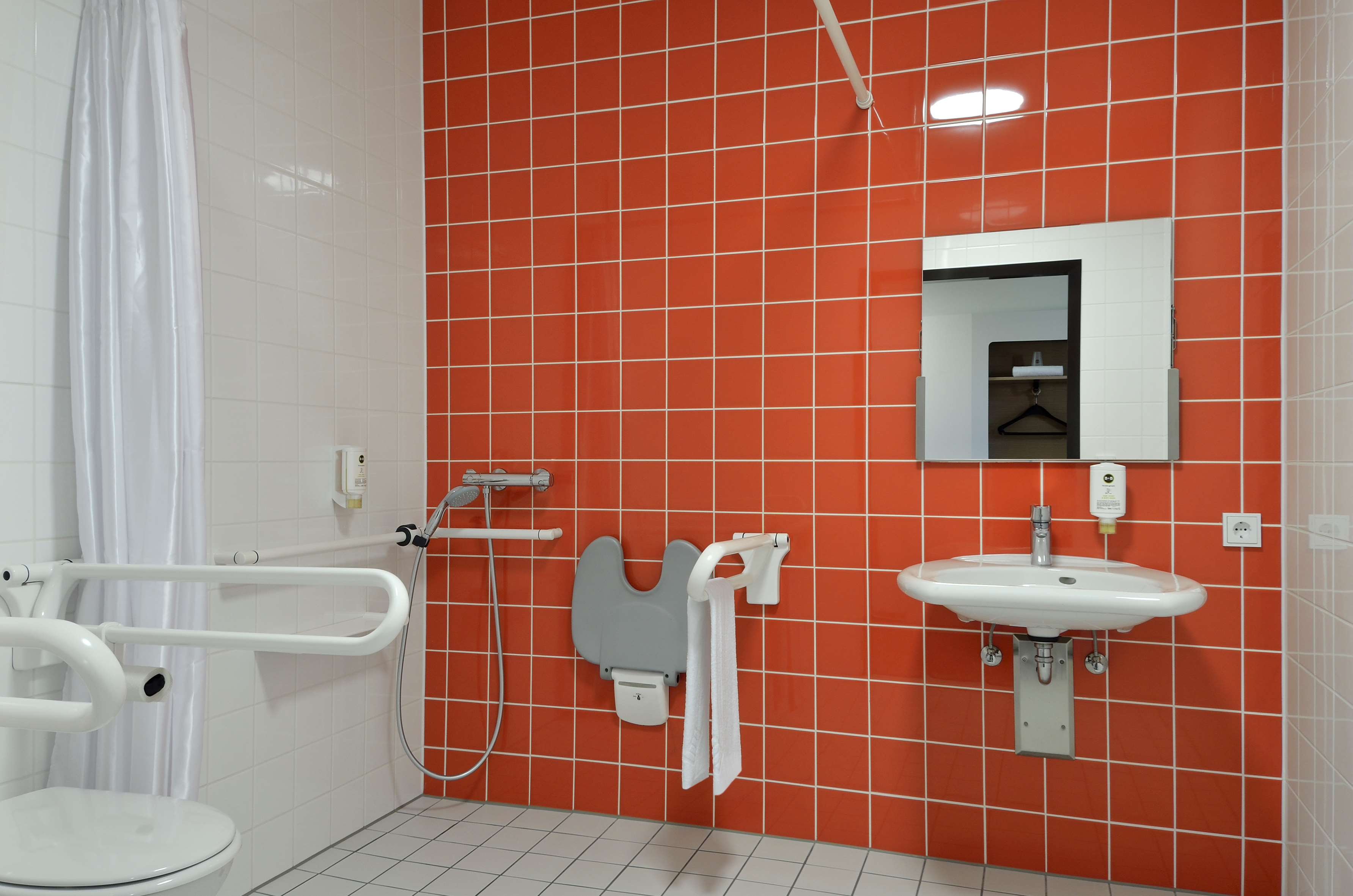 B&B HOTEL ASCHAFFENBURG-guestroom-bathroom.jpg
