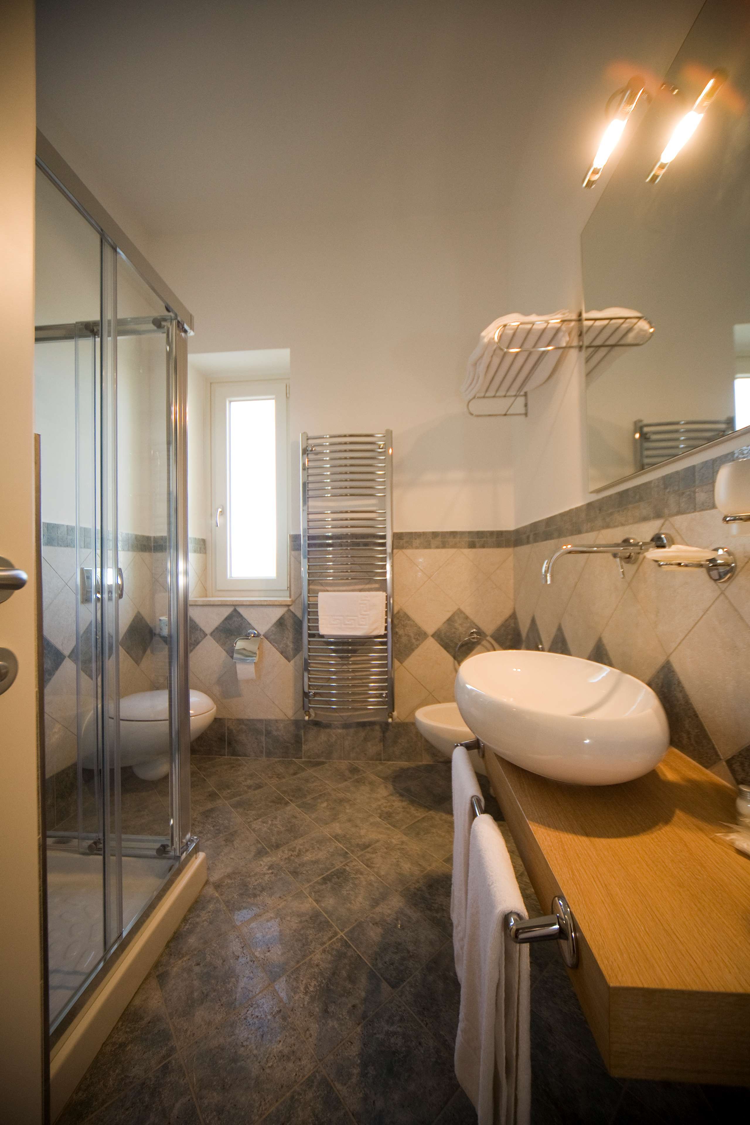 HOTEL VILLA TIRRENO - TARQUINIA-guestroom-GUEST BATHROOM.jpg