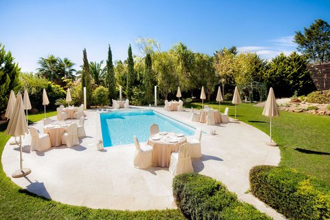 BANQUET SETUP BY POOL