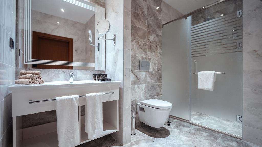 MIDTOWN HOTEL BAKU-guestroom-GUEST BATHROOM.jpg
