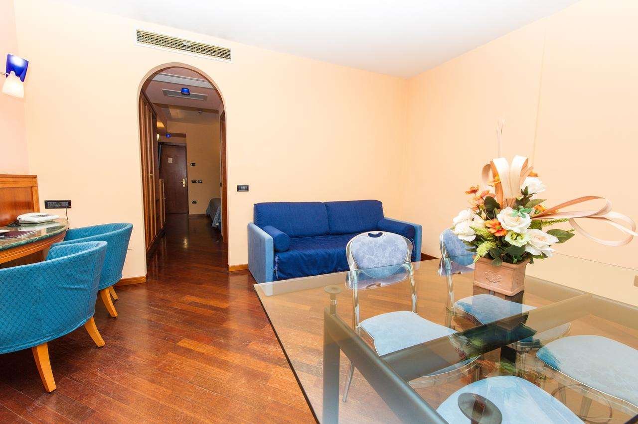 HOTEL MICHELANGELO TERNI-guestroom-GUEST ROOM LIVING AREA.jpg